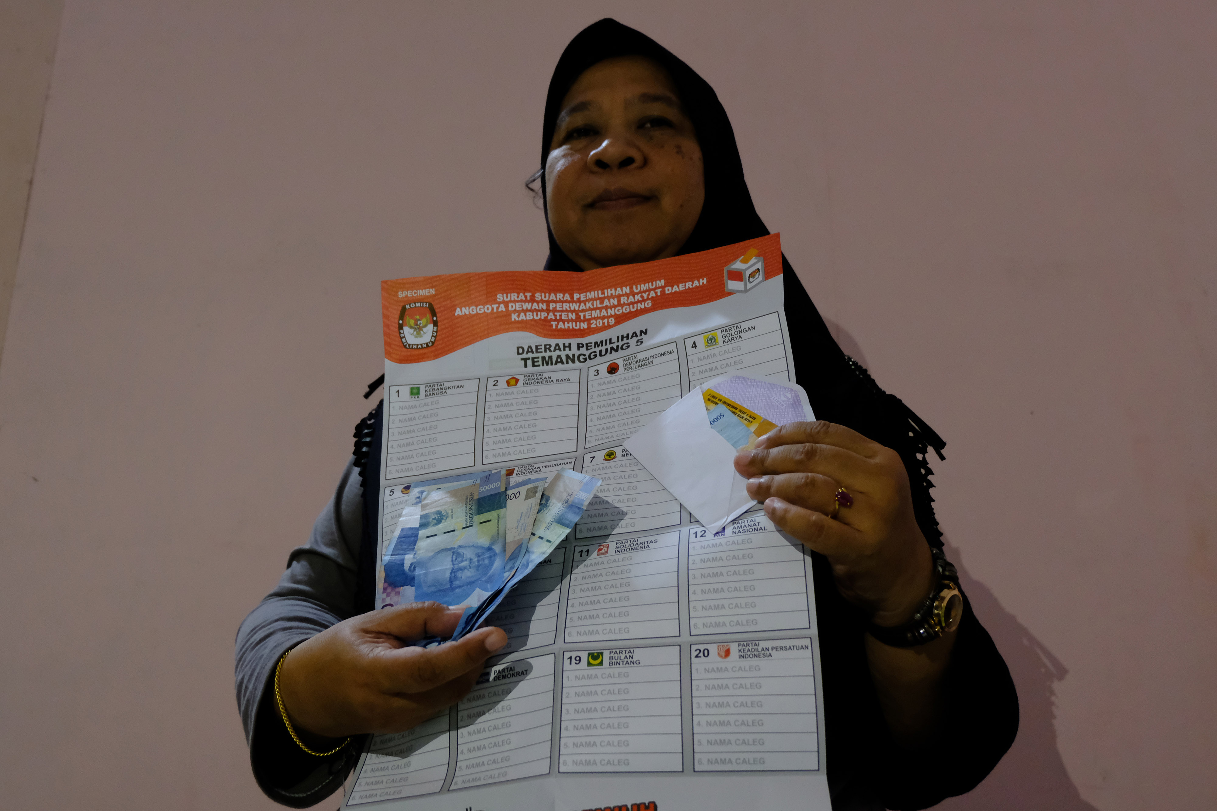 Petugas menunjukkan sejumlah barang bukti dugaan politik uang pada Pemilu 2019 di kantor Bawaslu Temanggung