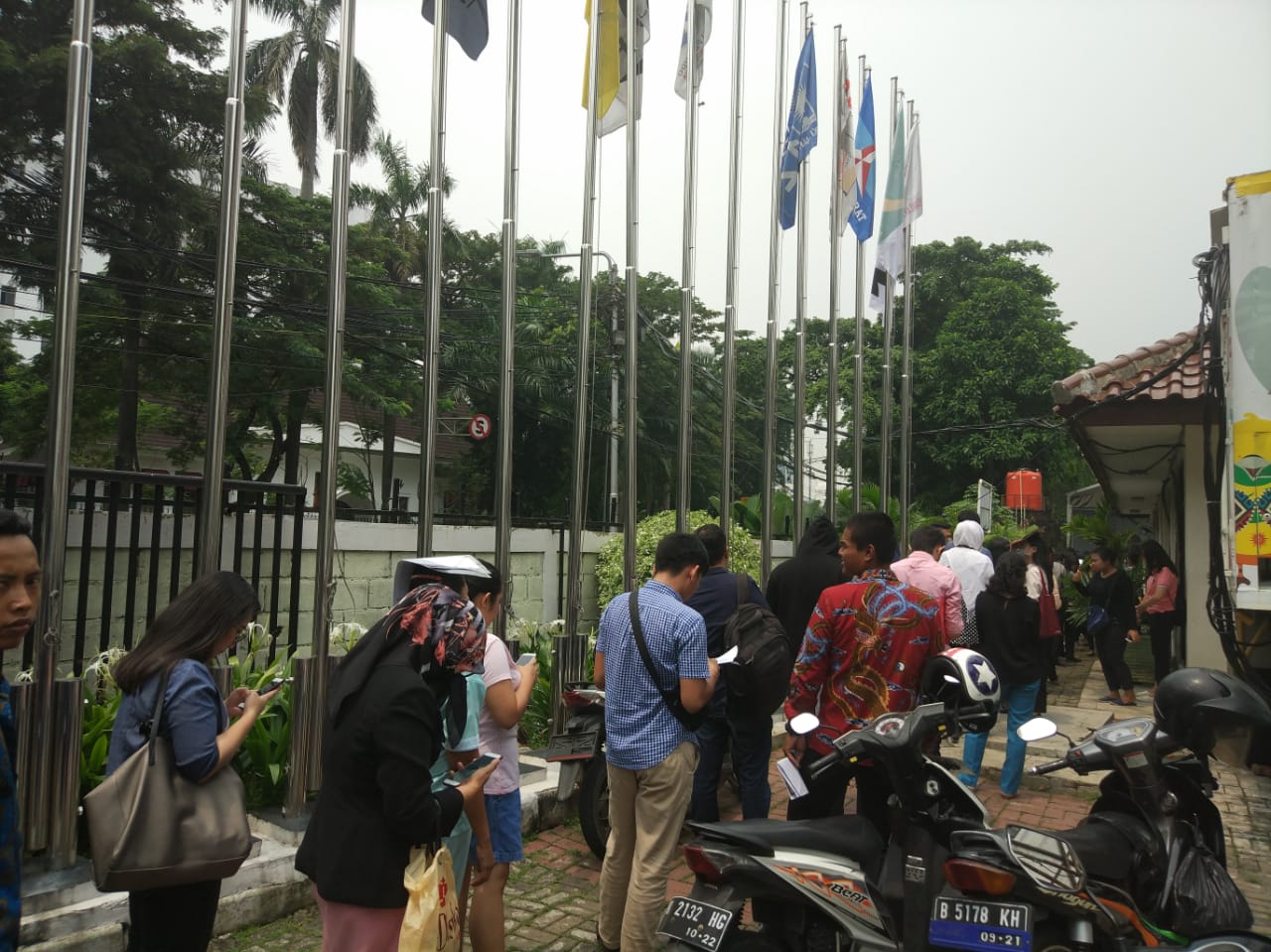 Warga mengantre di kantor KPU Jakarta Pusat untuk mengurus kepindahan TPS.