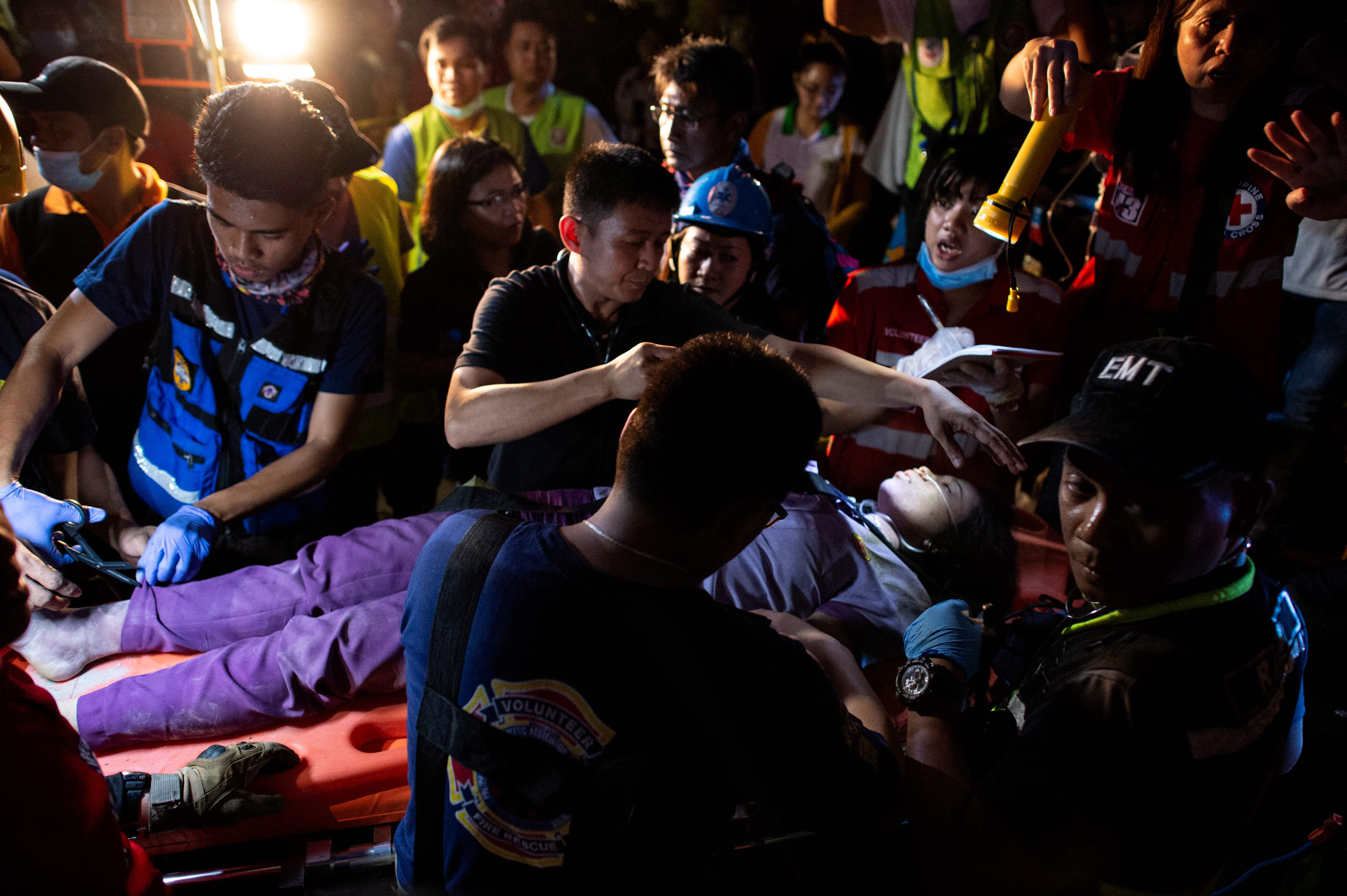 Petugas penyelamat membantu korban gempa di Porac, Pampanga Filipina utara 