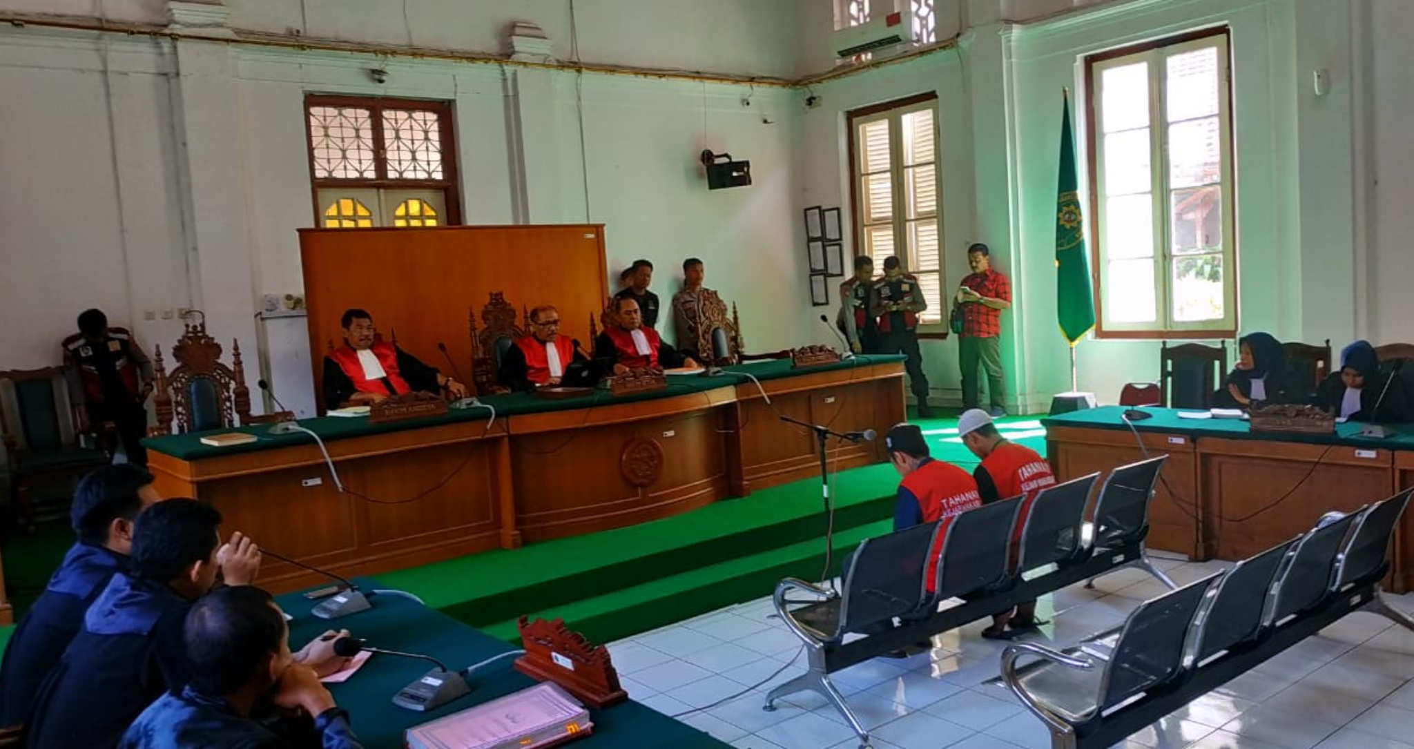 Dua terdakwa pembunuh sekeluarga di Makassar saat menjalani sidang vonis, Kamis (11/4).