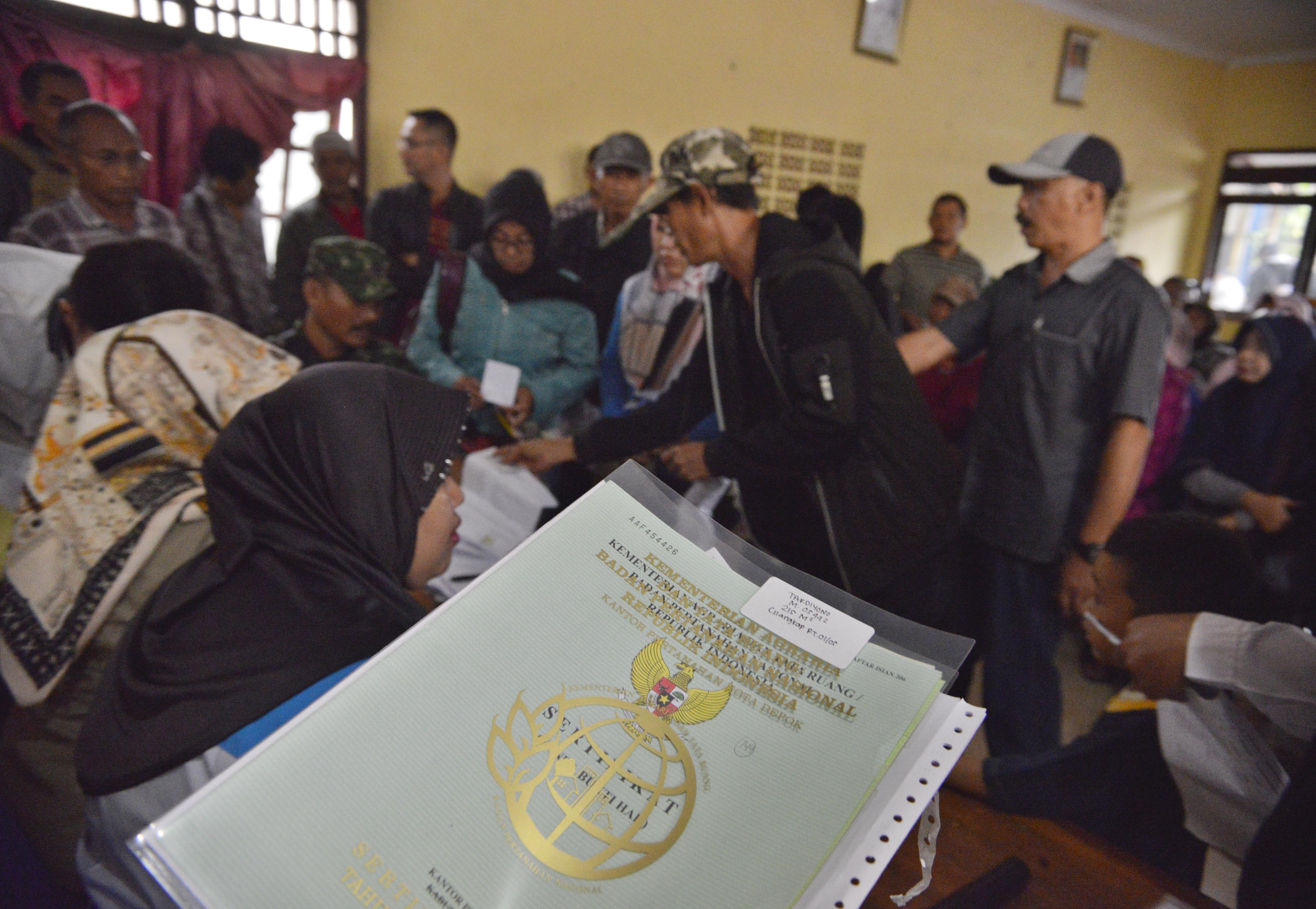 Penyerahan sertifikat gratisini ini adalah lanjutan dari program Pendaftaran Tanah Sistematik Lengkap (PTSL)
