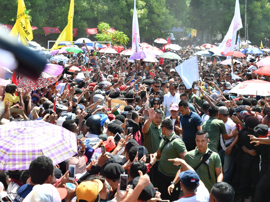 Calon presiden nomor urut 01 Joko Widodo saat berkampanye di Karawang.