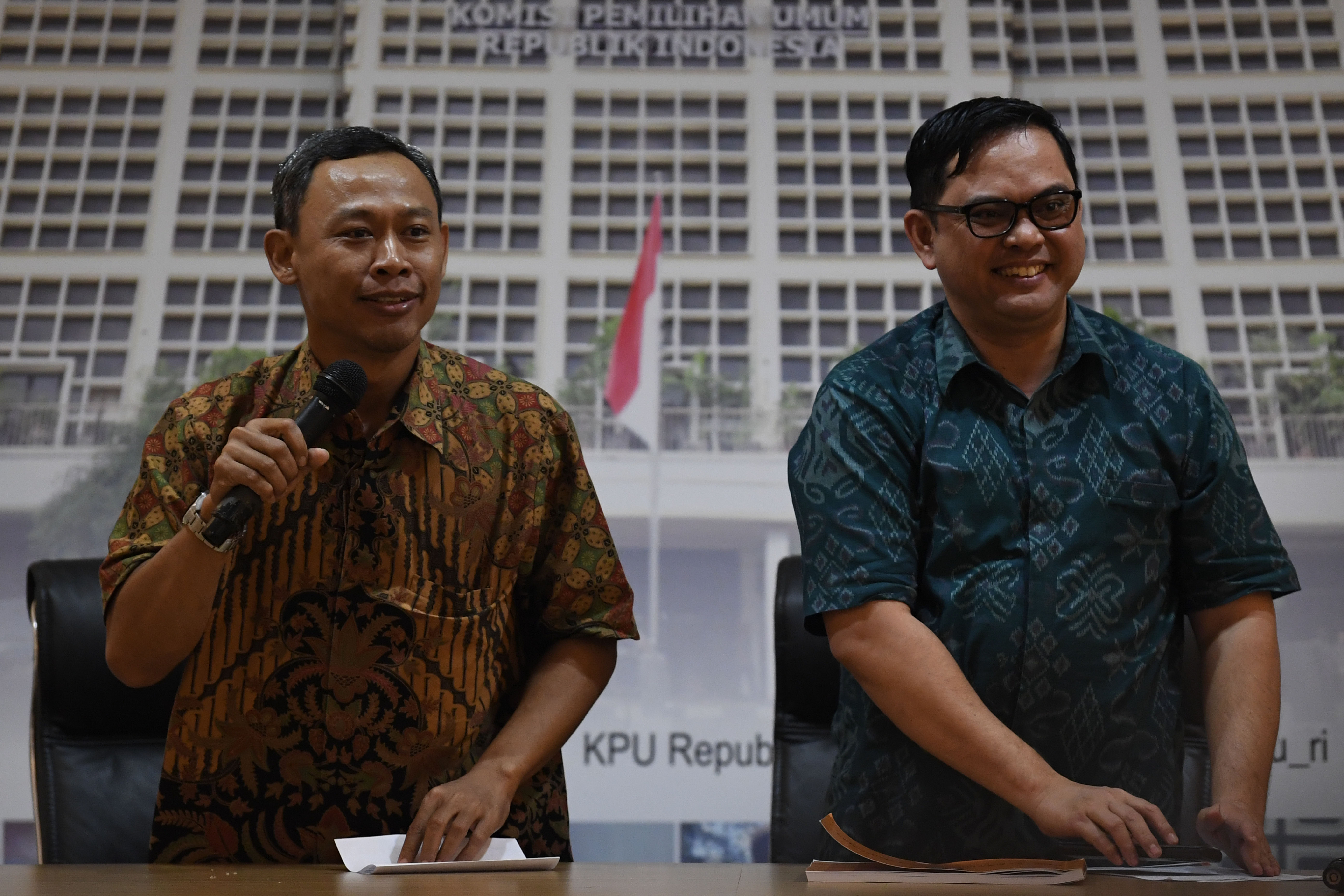  Komisioner Komisi Pemilihan Umum (KPU) Viryan Azis (kanan) dan Pramono Ubaid Tanthowi (kiri) menyampaikan keterangan pers