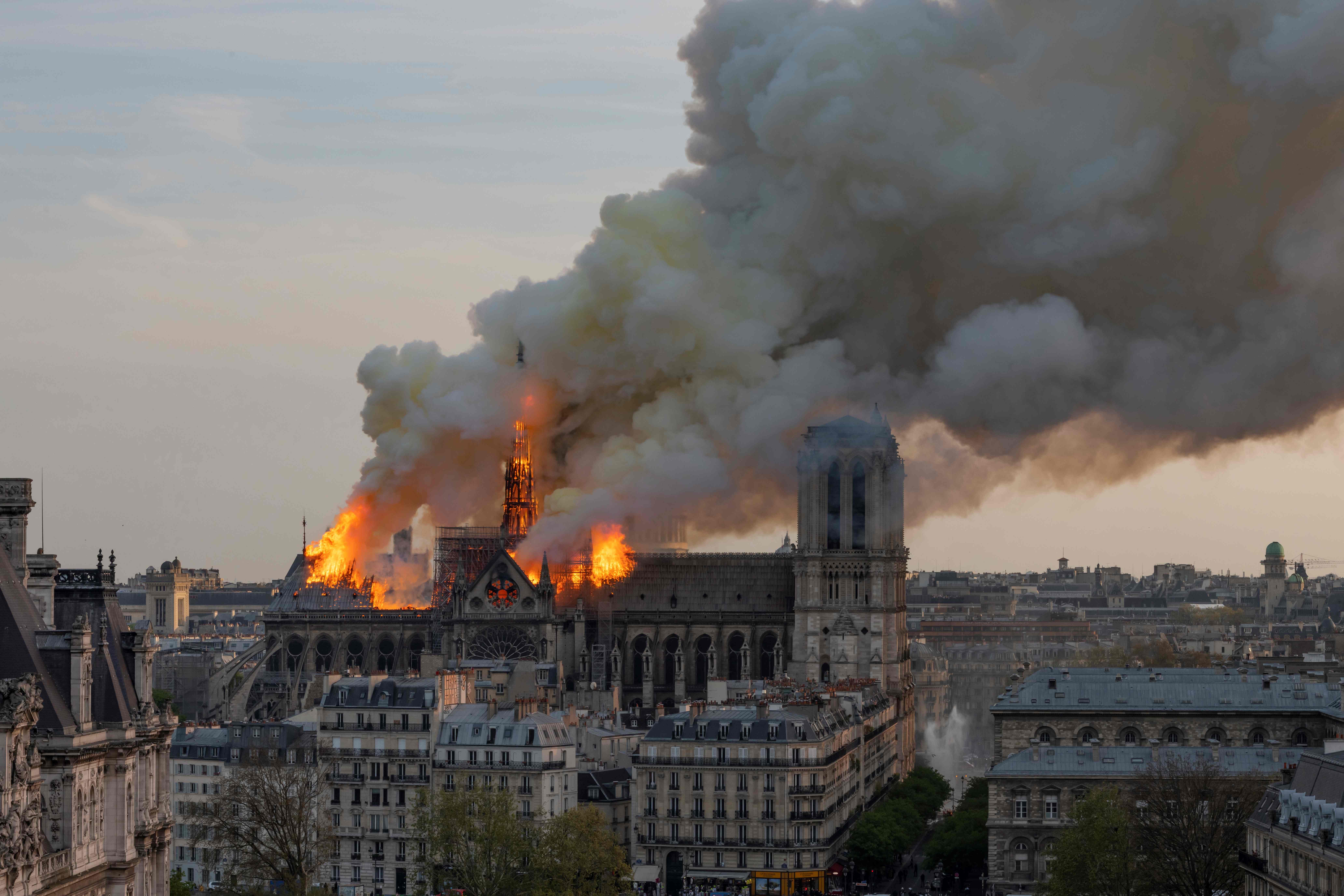 Katedral Notre Dame terbakar.