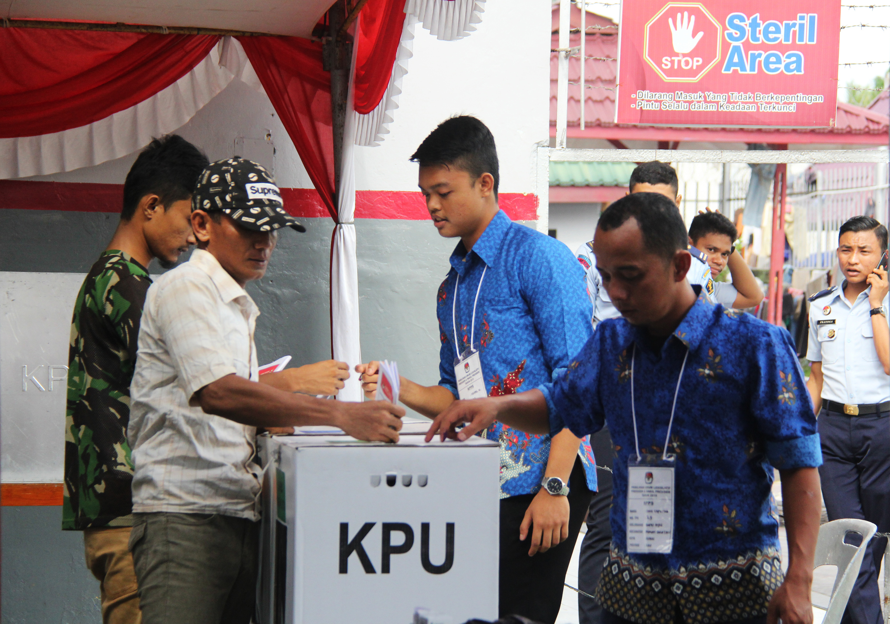 Nugroho menjelaskan, sebanyak tiga TPS yang terdapat kesalahan input data pada formulir C1 yakni Pelalawan, Siak, dan Kota Dumai.