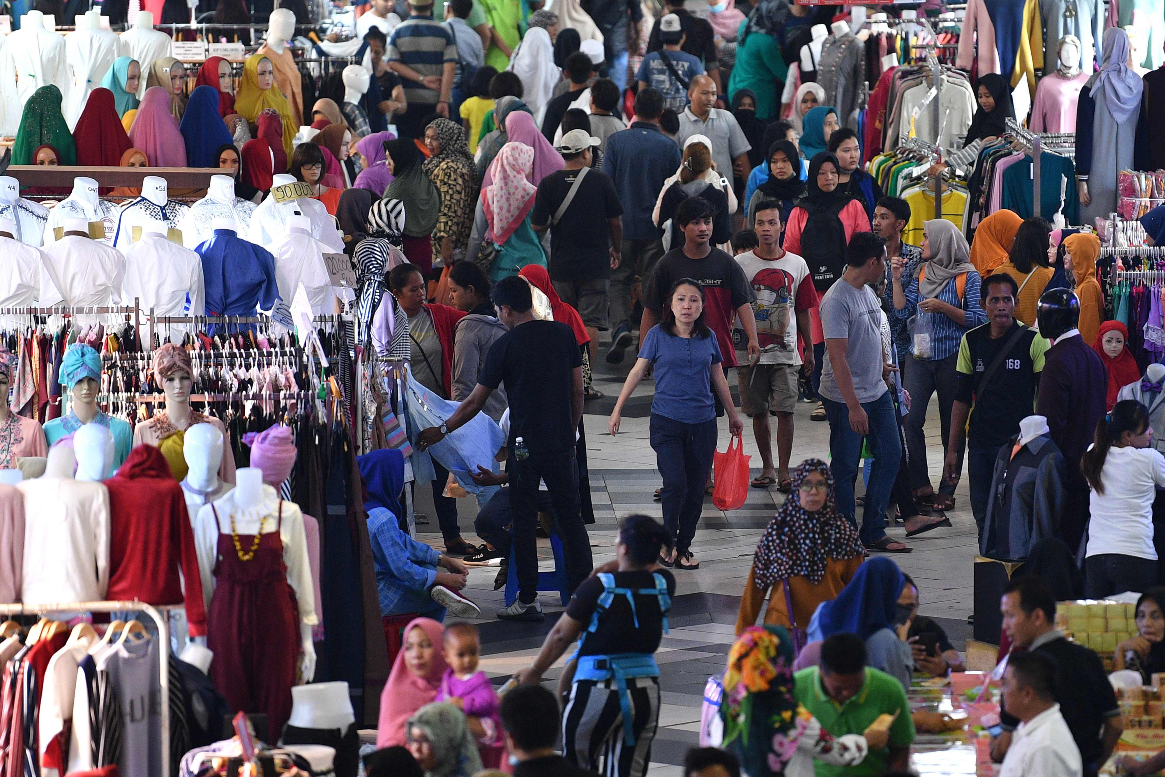 Suasana jual beli di Pasar Tanah Abang
