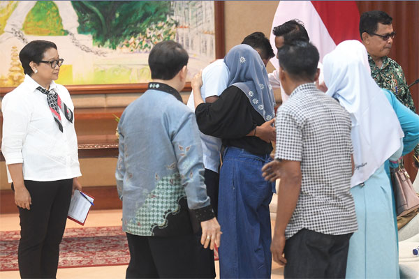 Menlu Retno LP Marsudi (kiri) menyaksikan WNI yang sempat disandera kelompok Abu Sayyaf di Filipina Selatan