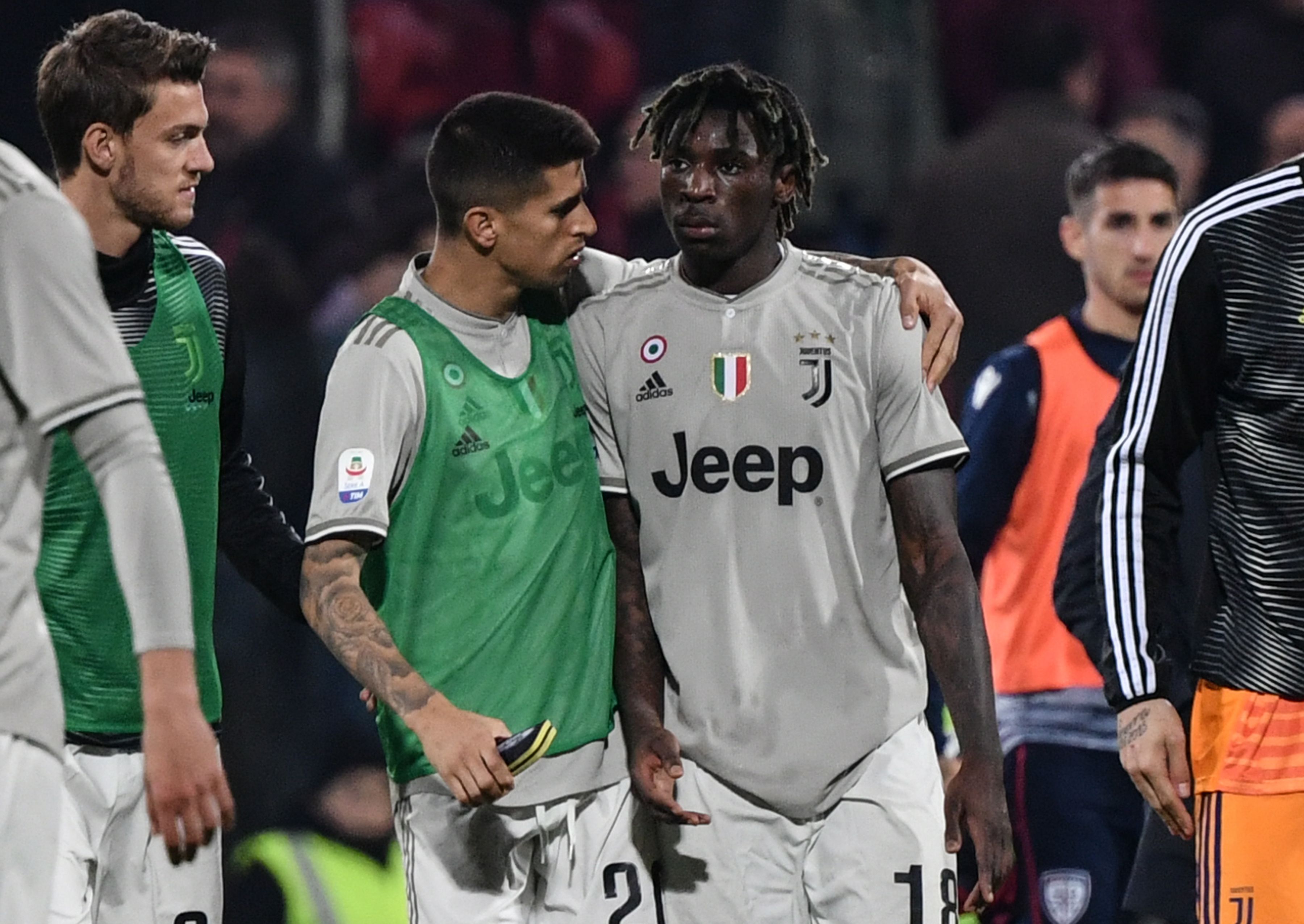 Pemain Juventus Moise Kean (kanan) ditenangkan oleh rekan setimnya selepas laga melawan Cagliari.