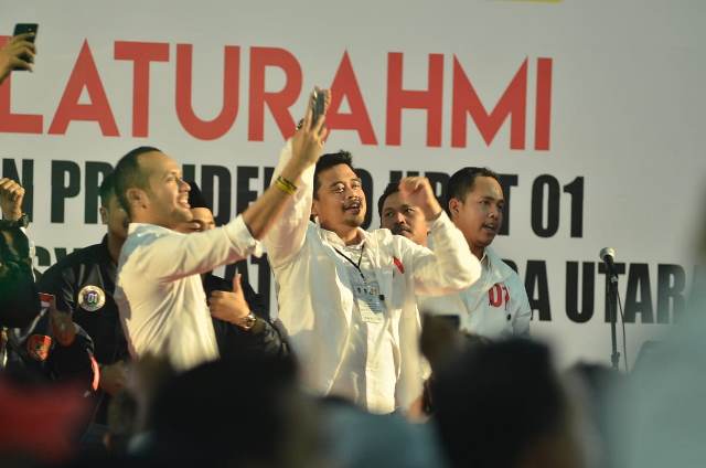 Bobby Nasution (tengah)