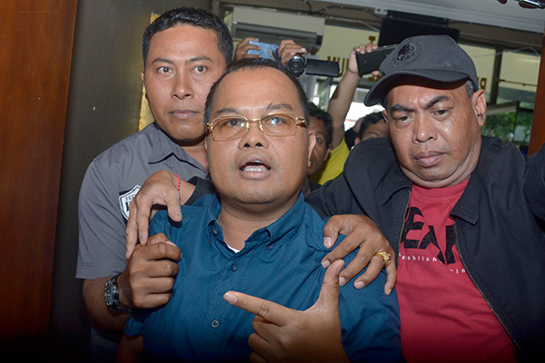 Caleg Gerindra Bali Anak Agung Ngurah Alit Wiraputra (tengah)