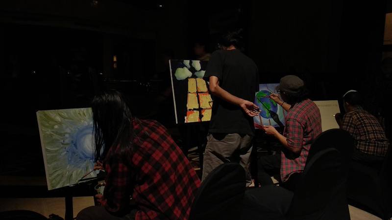 Para seniman melukis dalam Earth Hour