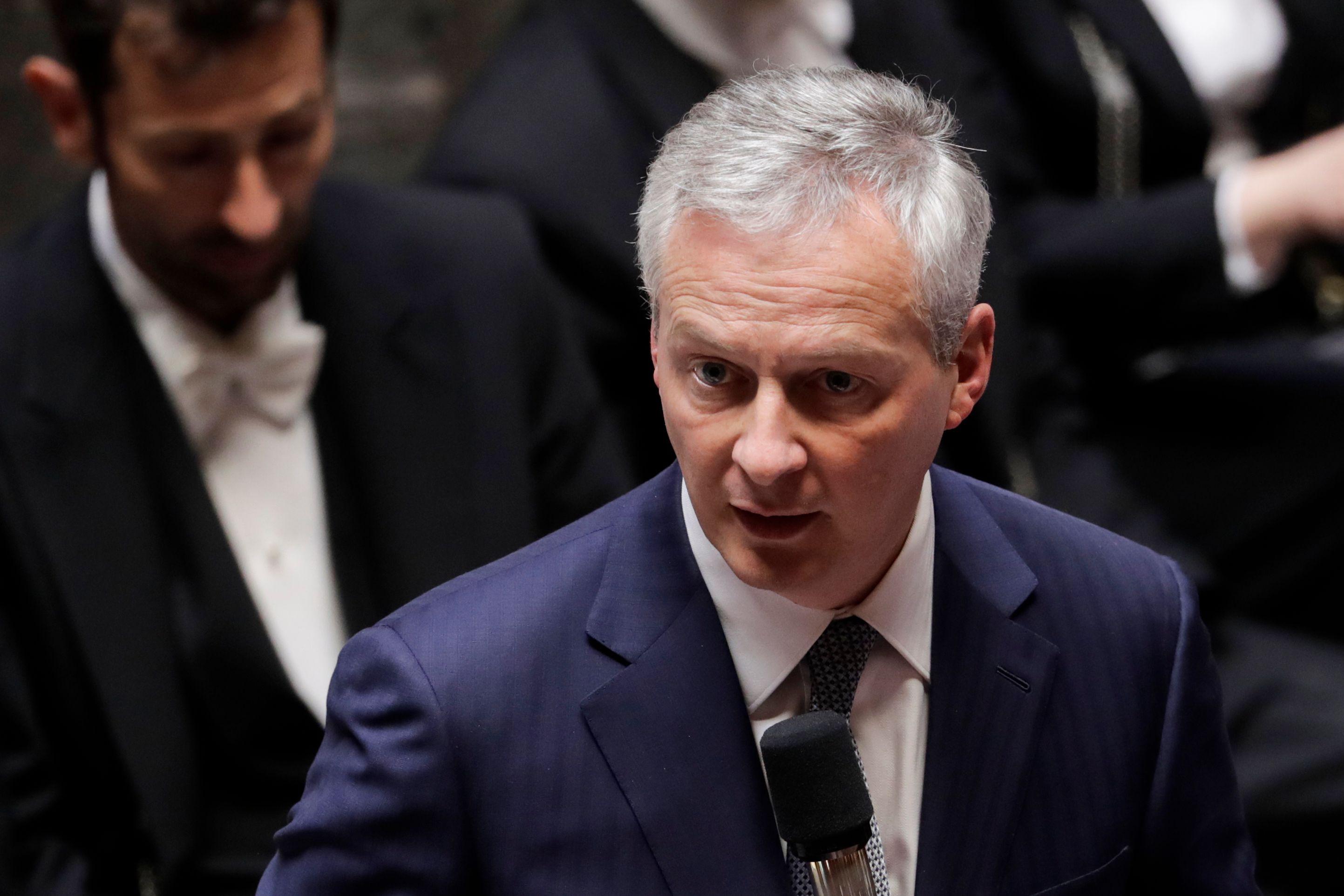 Menteri Keuangan Prancis Bruno Le Maire menyampaikan sesi pertanyaan kepada pemerintah di Majelis Nasional di Paris pada 9 April 2019