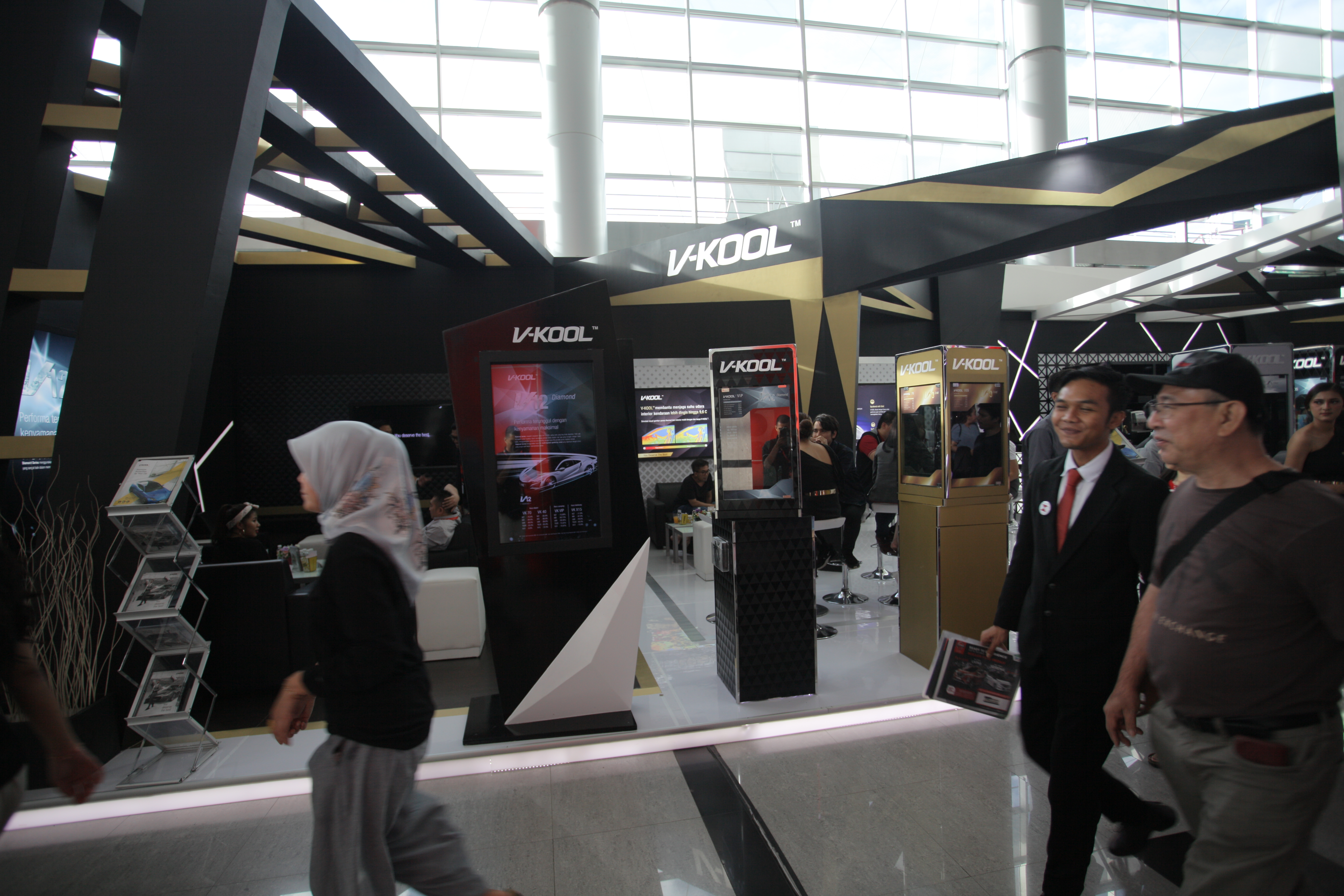 Booth V-Kool di Indonesia International Motor Show (IIMS) 2019.