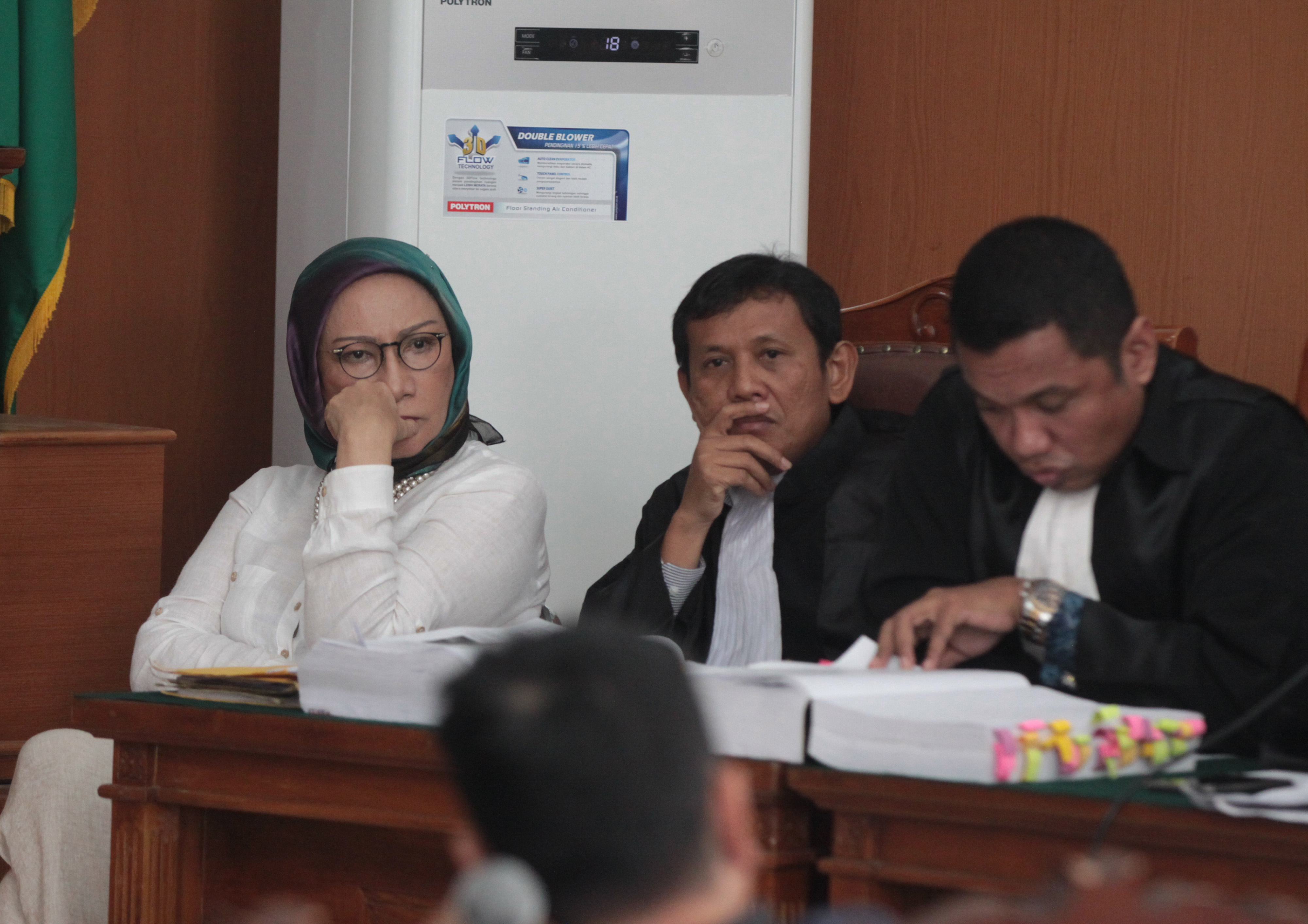 Terdakwa kasus dugaan penyebaran berita bohong atau hoaks Ratna Sarumpaet (kiri) didampingi penasehat hukum