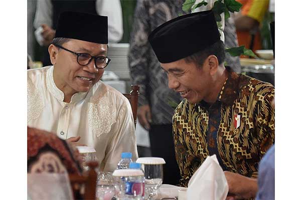 PRESIDEN BUKA PUASA BERSAMA MPR: Presiden Joko Widodo (tengah) berbincang dengan Ketua MPR Zulkifli Hasan (kiri) dan Ketua MA Hatta Ali (kan