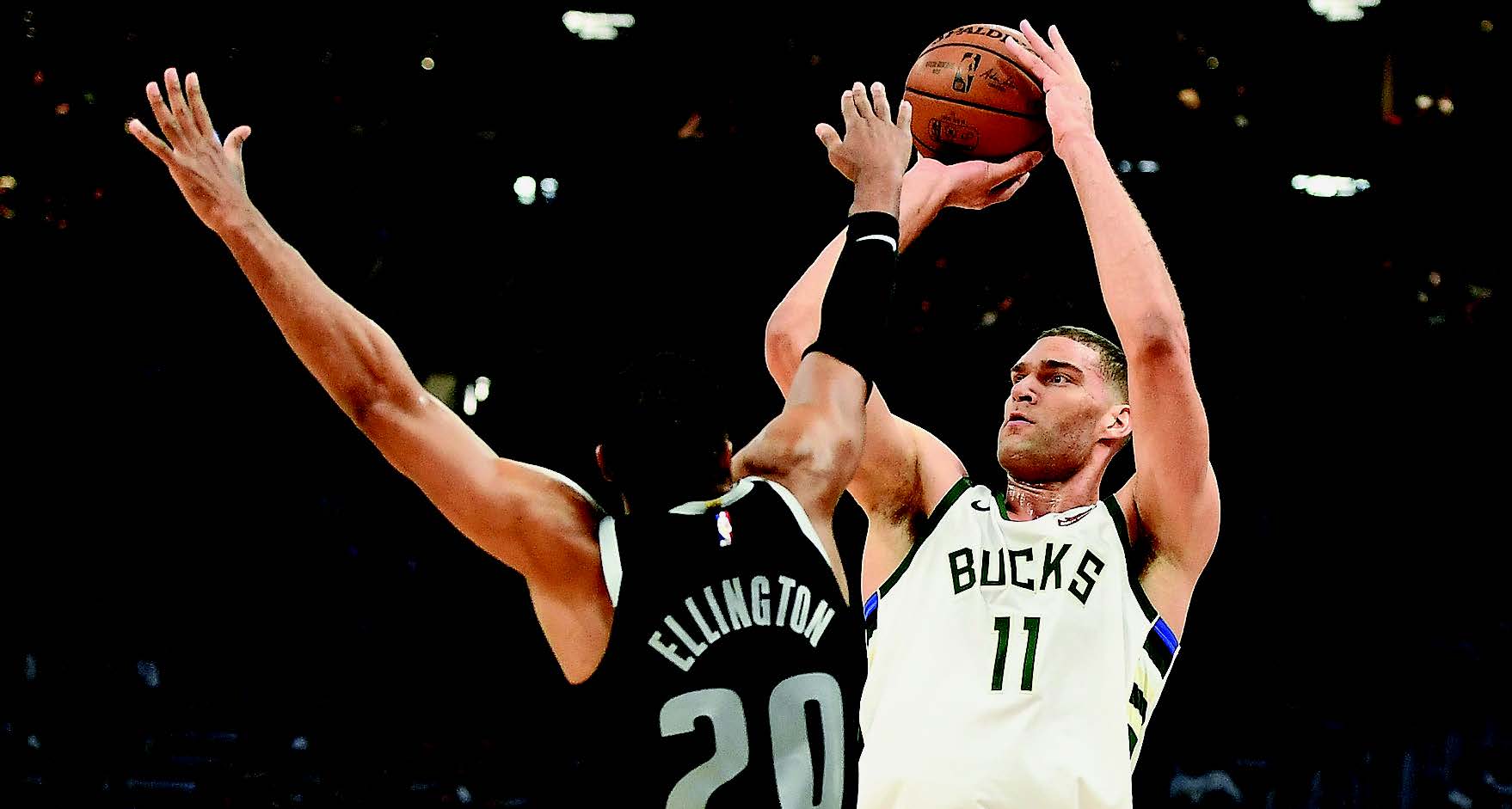 Brook Lopez (kanan) dari Milwaukee Bucks berusaha melakukan tembakan three point. Sementara itu, Wayne Ellington dari Detroit Pistons