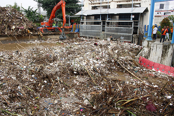 Sampah di pintu air Manggarai