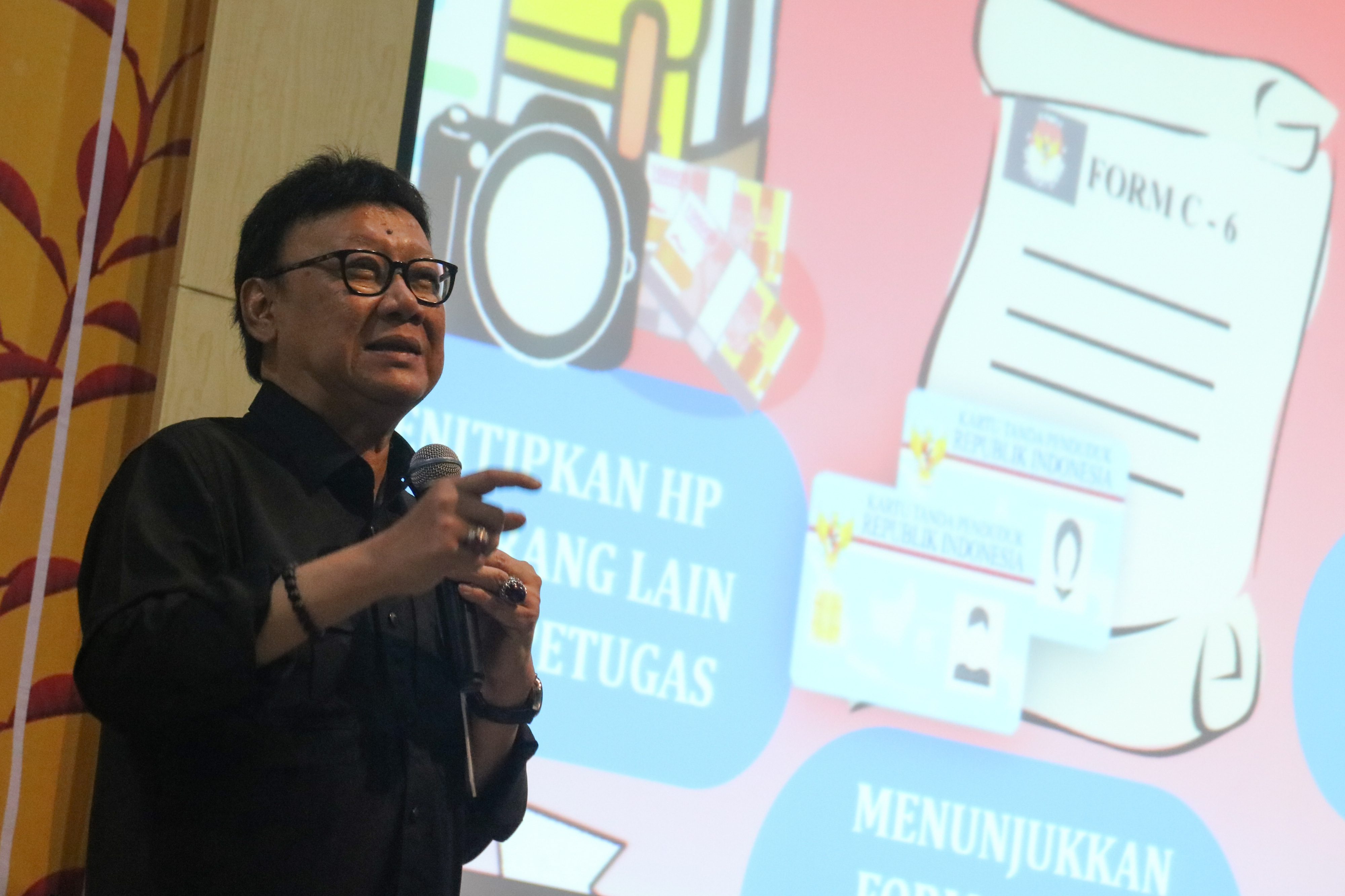 Menteri Dalam Negeri Tjahjo Kumolo memberikan pemaparan saat acara diskusi i-Vote Volume 4 di Universitas Surabaya (Ubaya), Surabaya