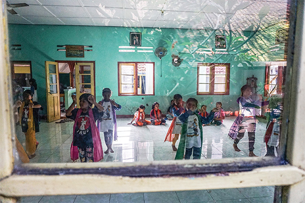 Berlatih di aula panti.