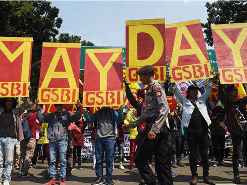 Massa menggelar aksi unjuk rasa memperingati Hari Buruh Internasional atau May Day