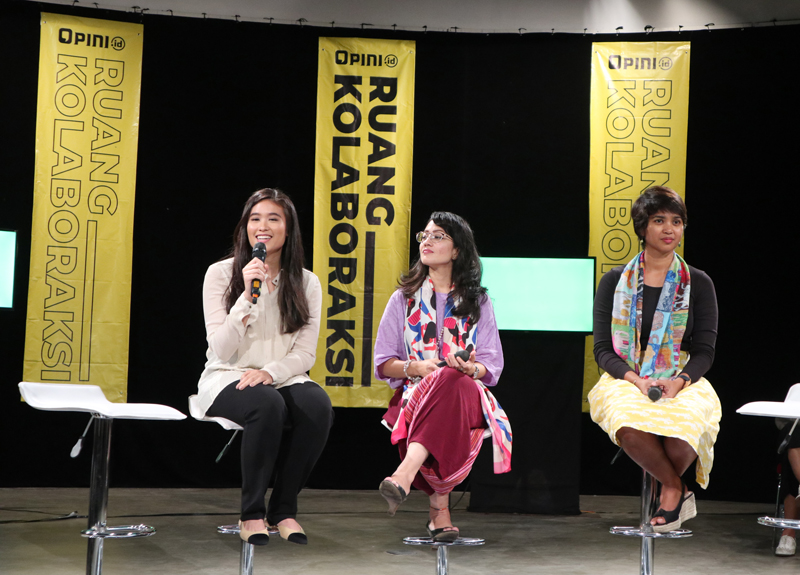 Sophia Hage (kiri) berbicara dalam diskusi perempuan melawan di Galeri Salihara, Pasar Minggu, Jakarta Selatan, Rabu (24/4). 