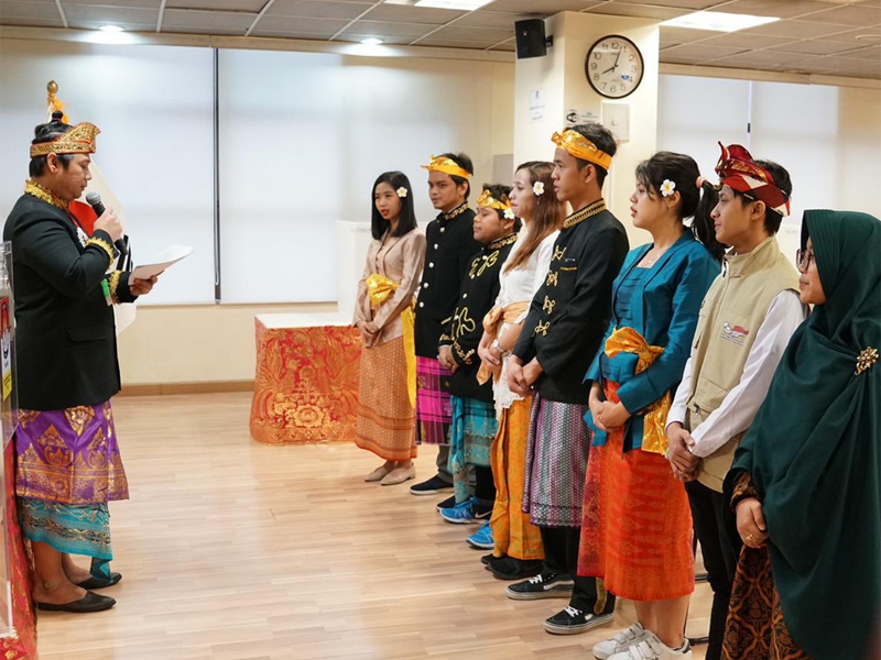 Para relawanyang tergabung dalam KPPSLN Korsel menggunakan berbagai busana daerah nusantara yang beraneka macam rupa.