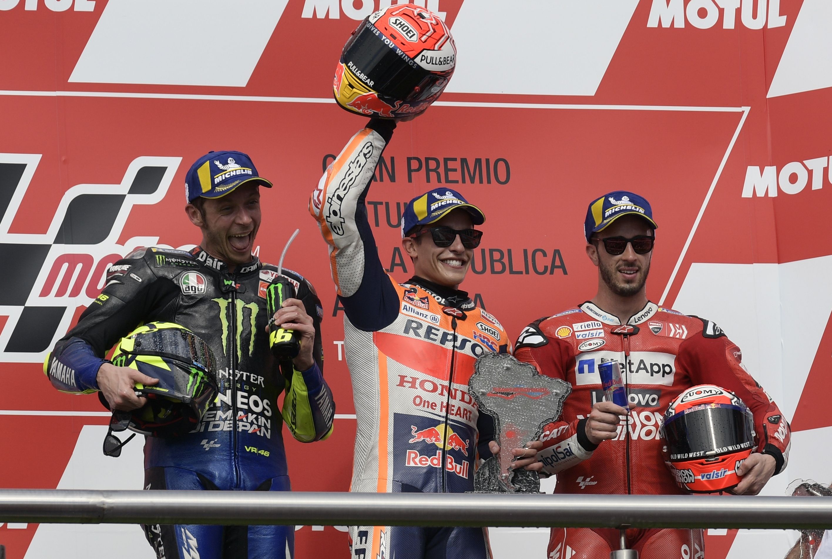 Pemenang motor Spanyol Honda Marc Marquez (tengah), runner-up Yamaha asal Italia Valentino Rossi (kiri) dan peringkat ketiga Dovizioso