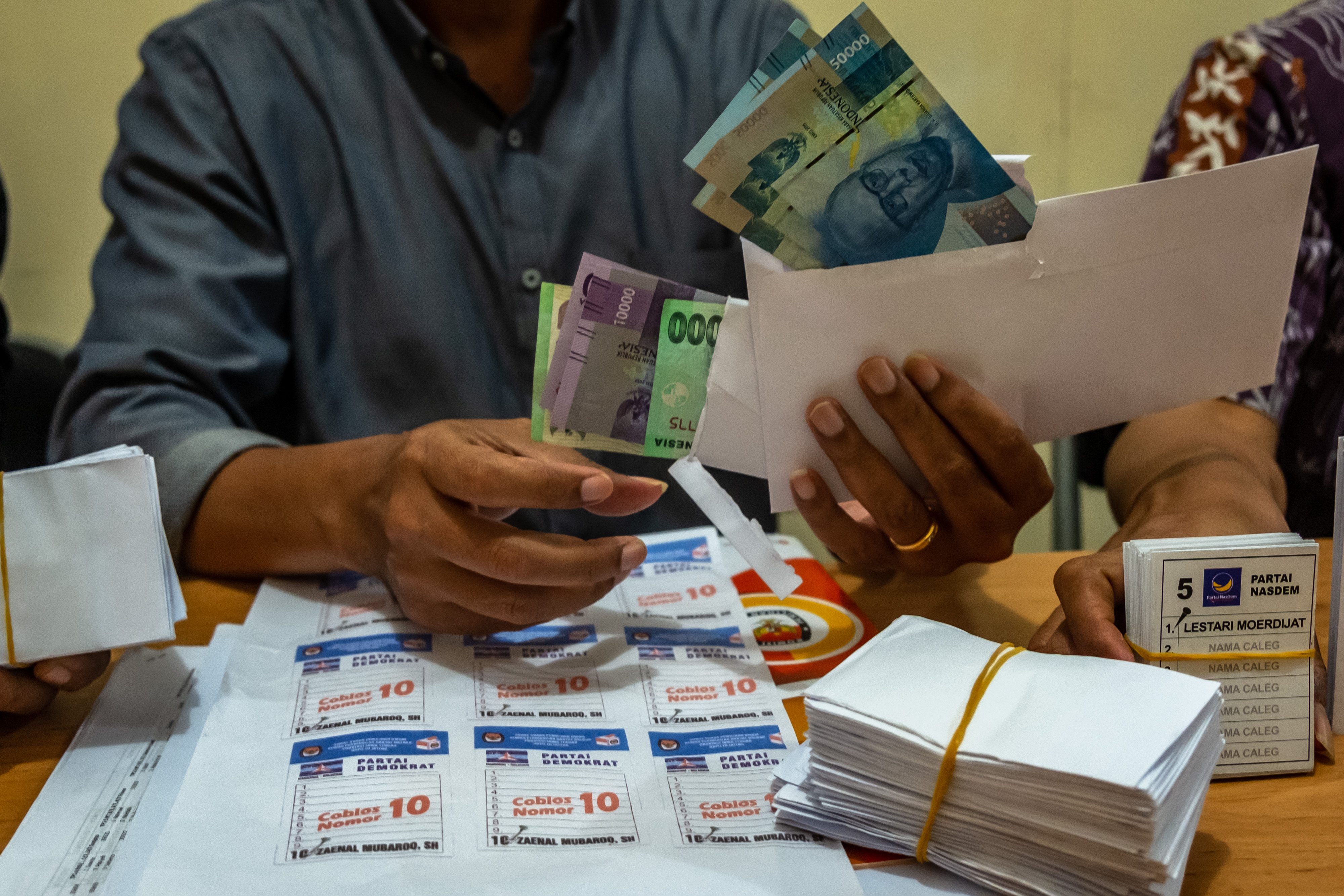  Petugas Bawaslu Kabupaten Demak menunjukkan sejumlah barang bukti temuan dugaan politik uang Pemilu 2019 di Demak