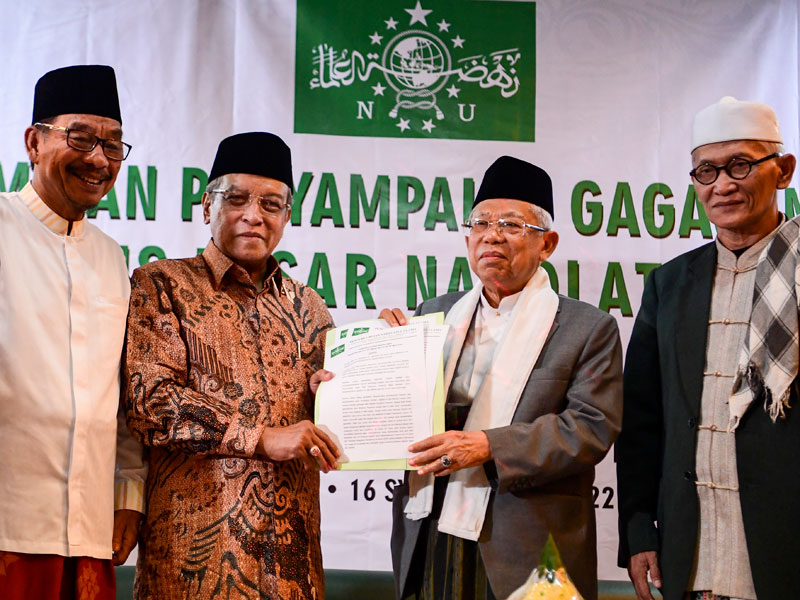 Penyerahan berkas amanat NU kepada Mustasyar PBNU yang juga Cawapres nomor urut 01 KH Ma'ruf Amin 
