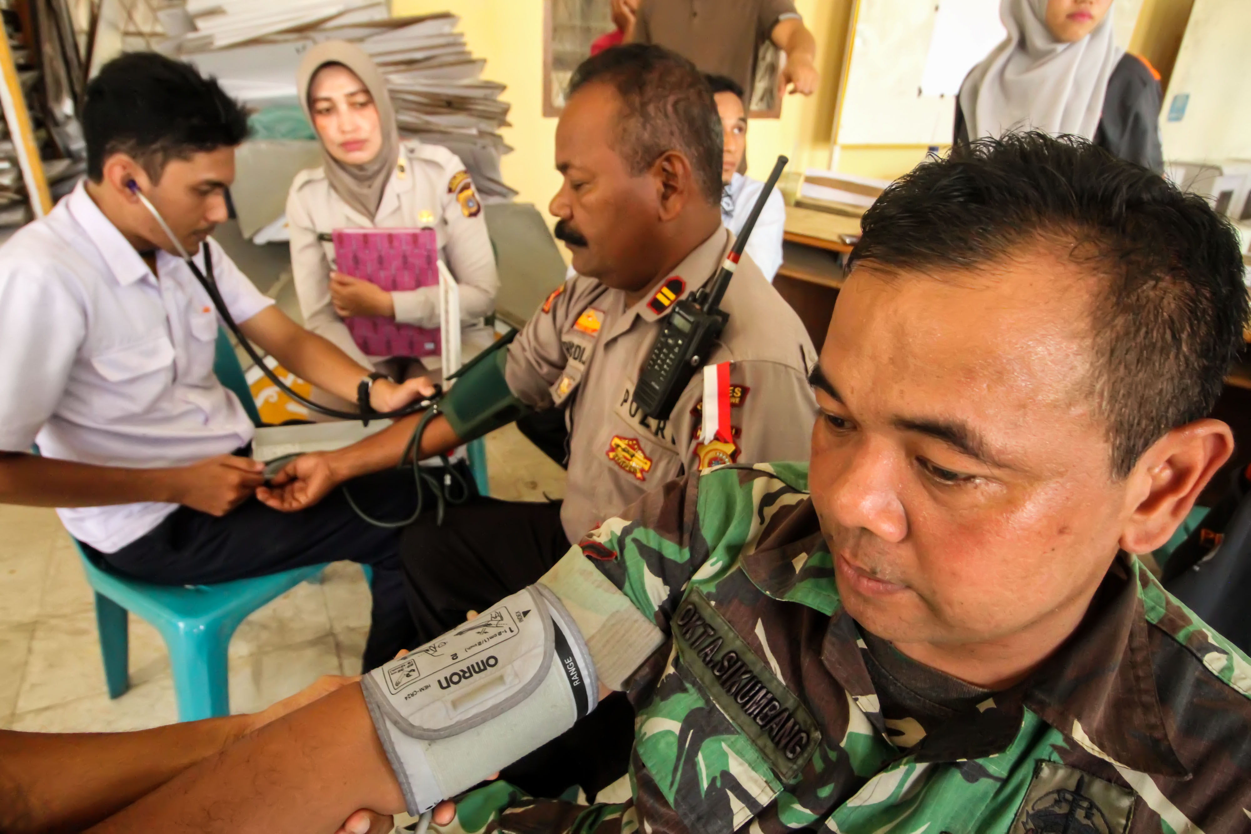  Tim Dokter Kesehatan (Dokkes) Polres Lhokseumawe memeriksa anggota TNI-Polri yang ikut bertugas mengamankan Pemilu 2019 