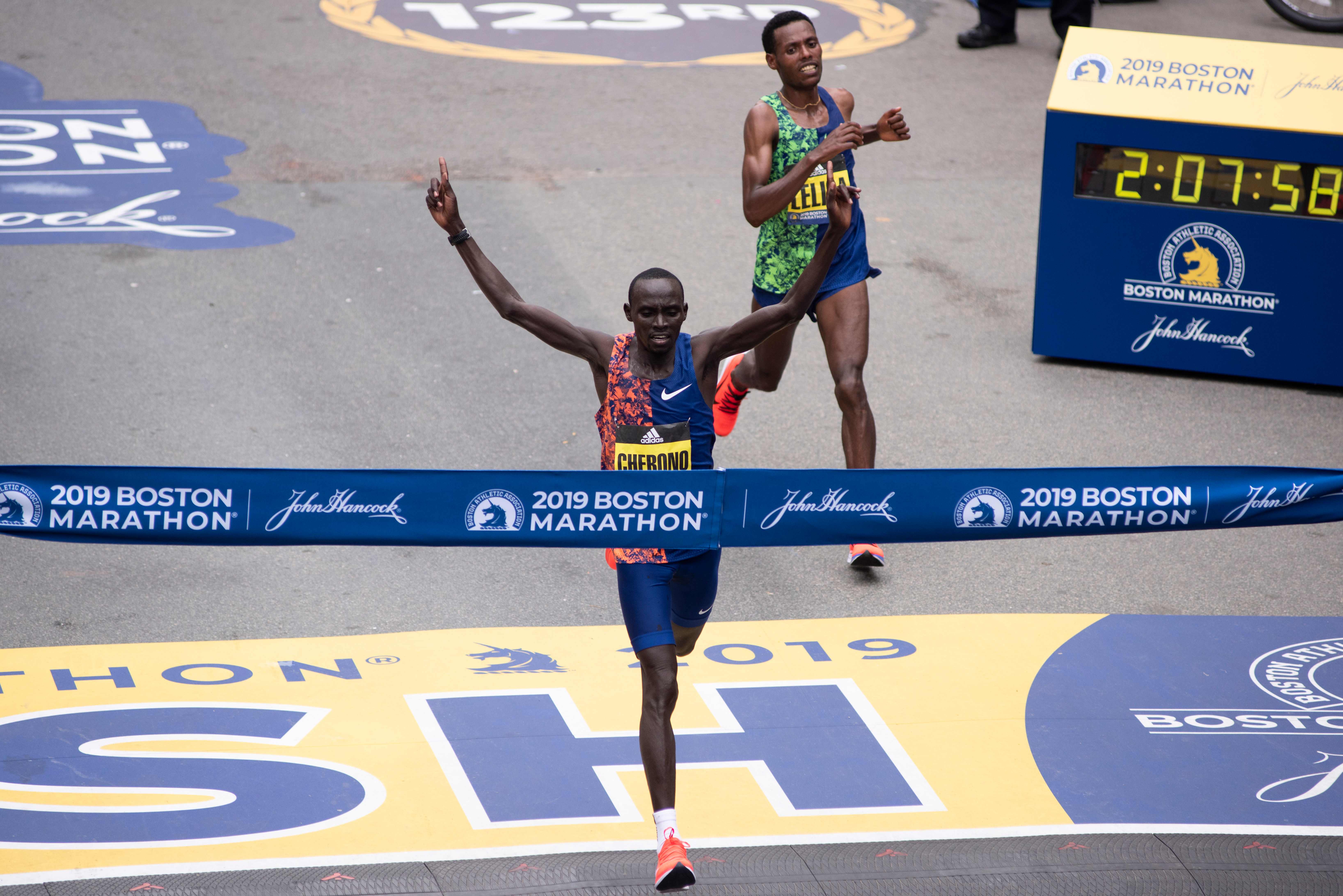 Pelari Kenya Lawrence Cherono memasuki garis finis di Maraton Boston
