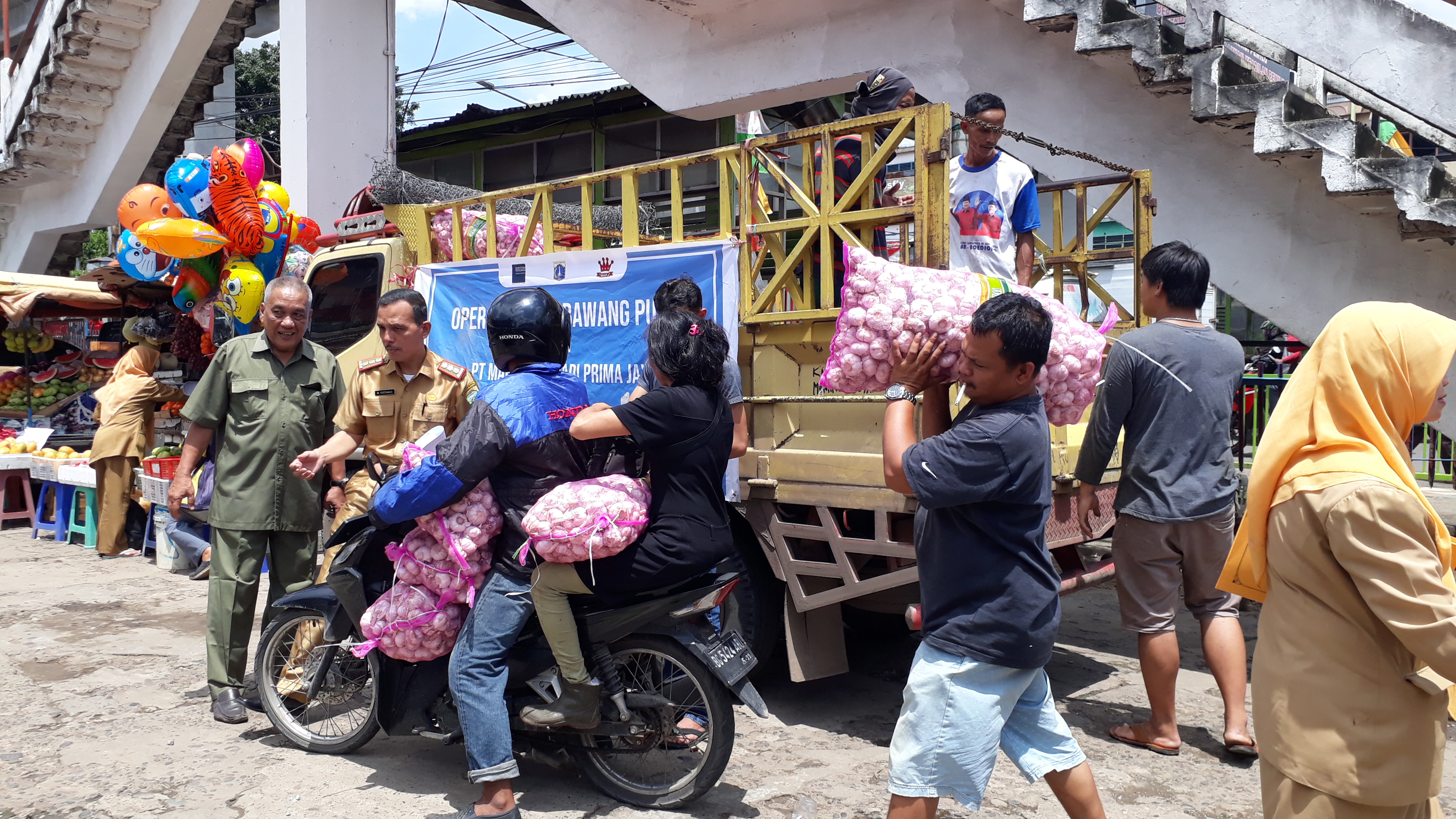 Operasi Pasar bawang putih di Palembang, Sumatra Selatan, Senin (22/4).
