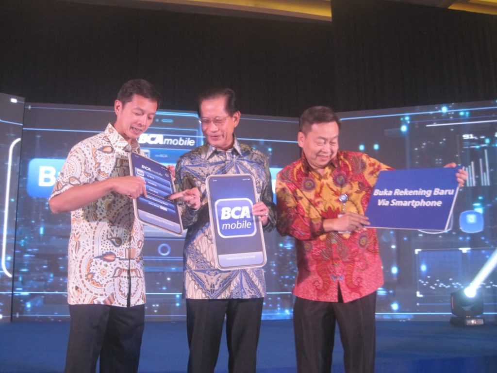 Wakil Presiden BCA Armand W Hartono, Jahja Setiaatmadja Presiden Direktur BCA, dan Direktur BCA Santoso, peluncuran fitur “Buka Rekening