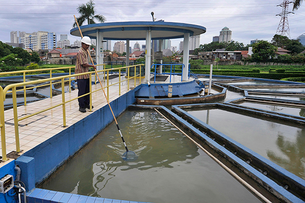 Petugas membersihkan kolam pengadukan di Instalasi Pengolahan Air Palyja