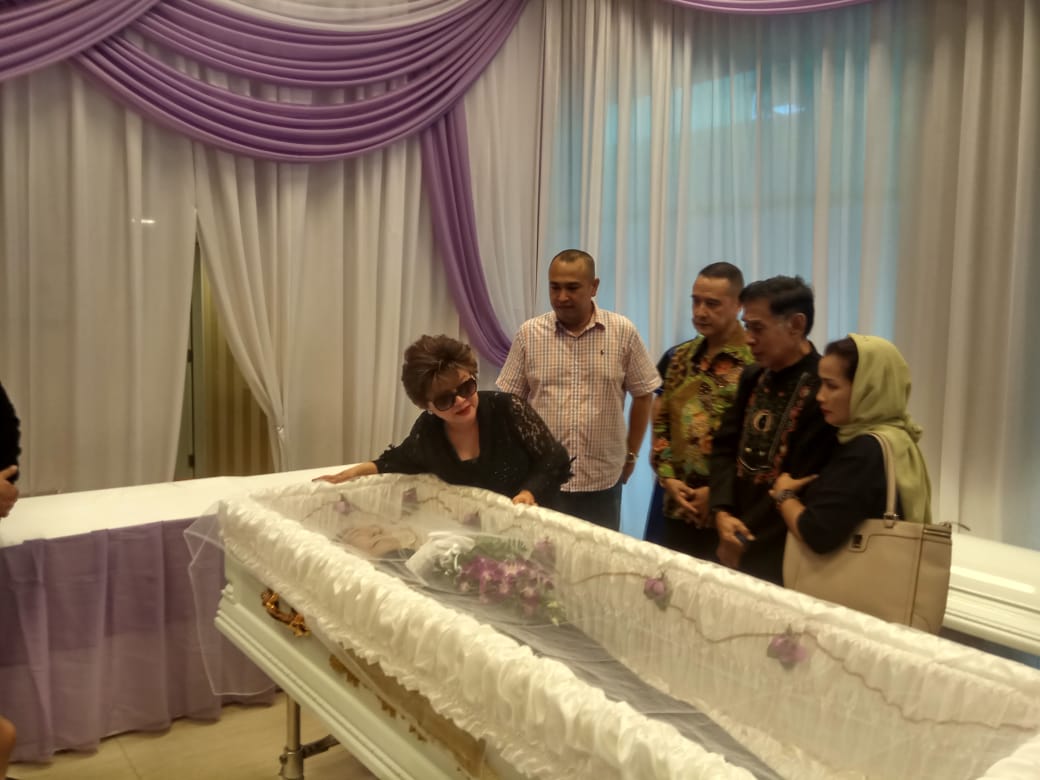 Istri Mus Mulyadi, Helen Sparingga (kiri), bersama sejumlah kerabat, di Rumah Duka RS Dharmais, Jakarta, Kamis (11/4). 