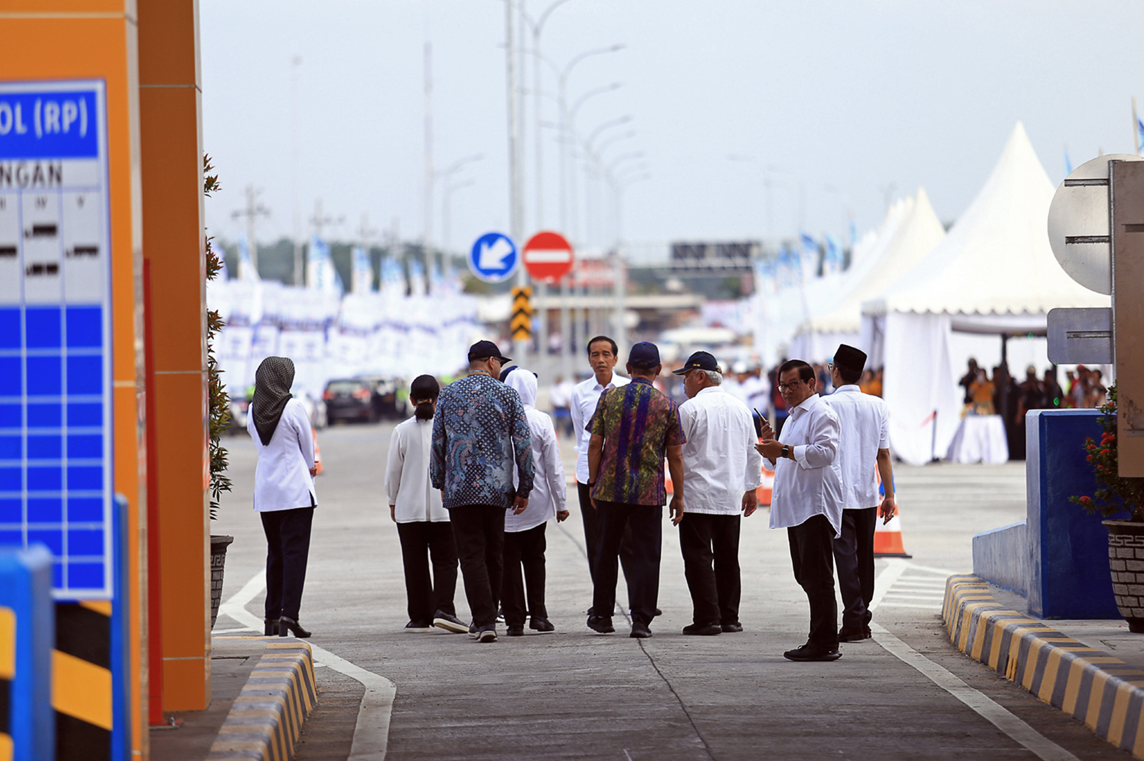 Presiden Joko Widodo (tengah) meninjau kondisi jalan tol saat peresmian pengoperasian tol Pasuruan-Probolinggo (Paspro) di Probolinggo, Jawa