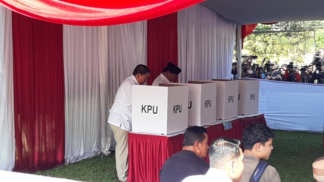 Calon presiden nomor urut 02 Prabowo menggunakan hak pilihnya.