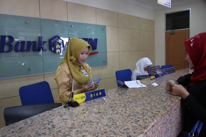 Aktivitas perbankan di salah satu kantor cabang Bank BTN