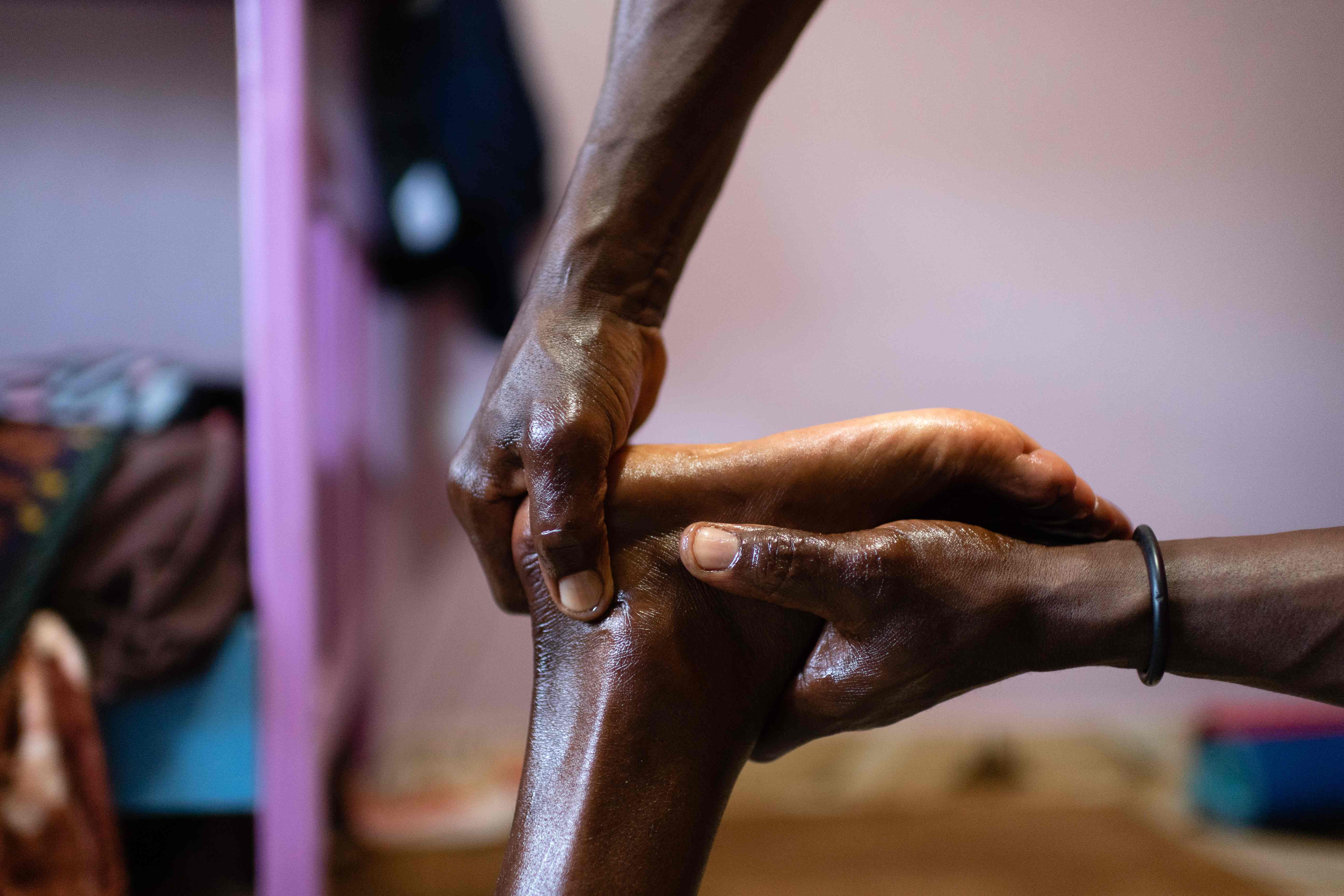 Seorang pelari dipijat seusai latihan di Kaptagat, Kenya.