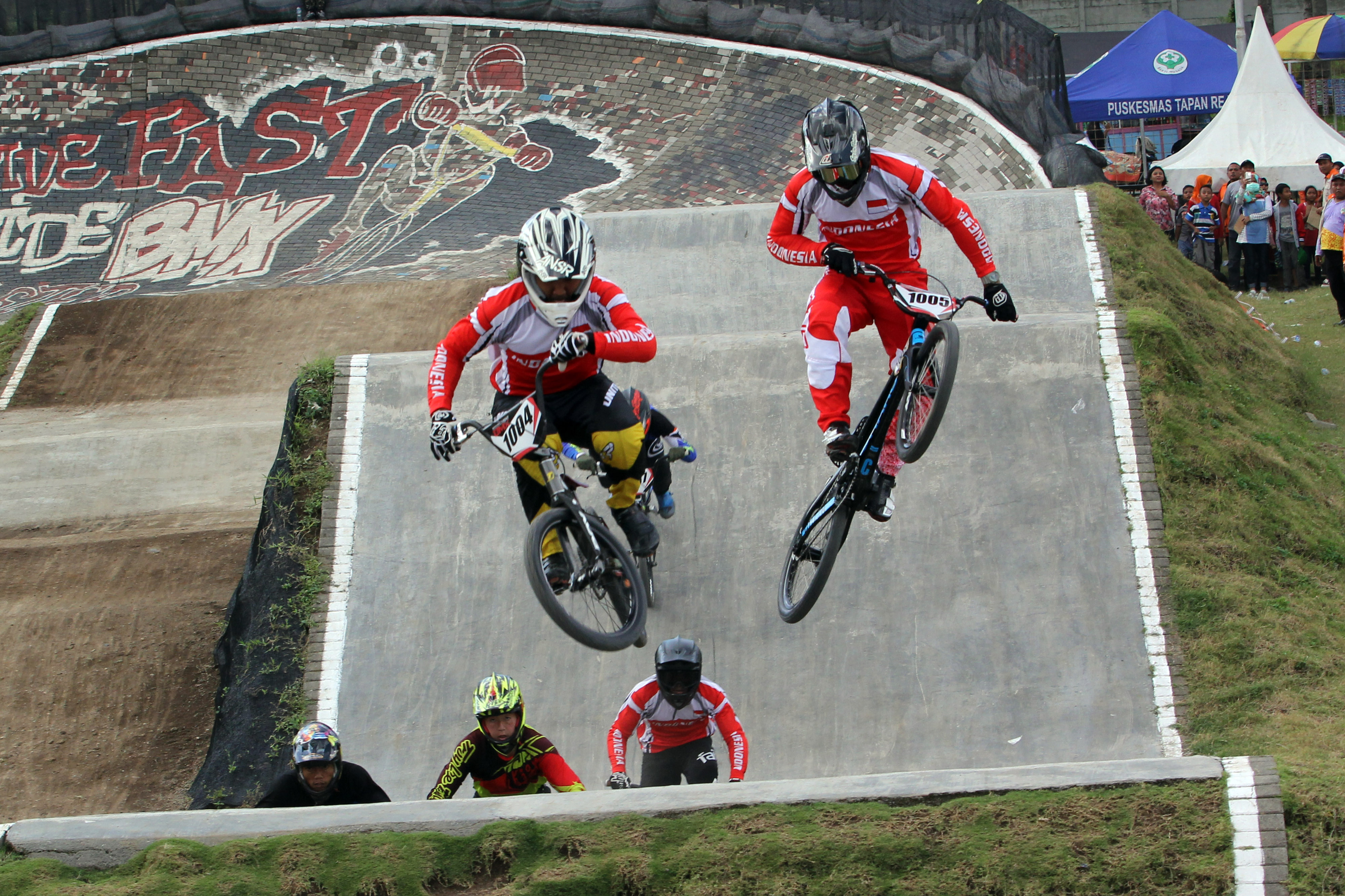 : Pembalap timnas Indonesia Rio Akbar (kanan) beradu cepat dengan I Gusti Bagus Saputra (kiri) 