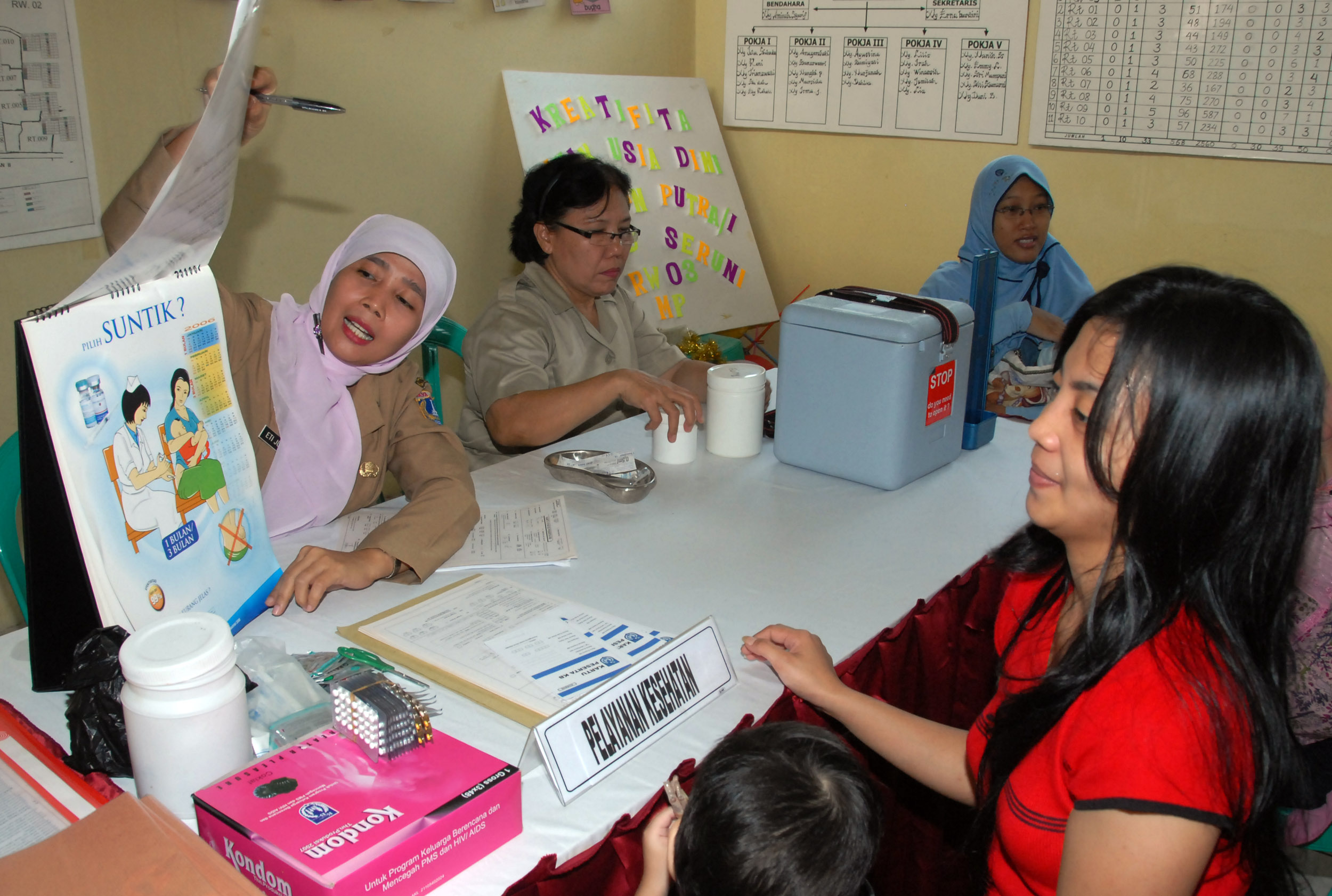 Petugas melakukan penyuluhan kesehatan perempuan dan program Keluarga Berencana (KB) kepada seorang ibu