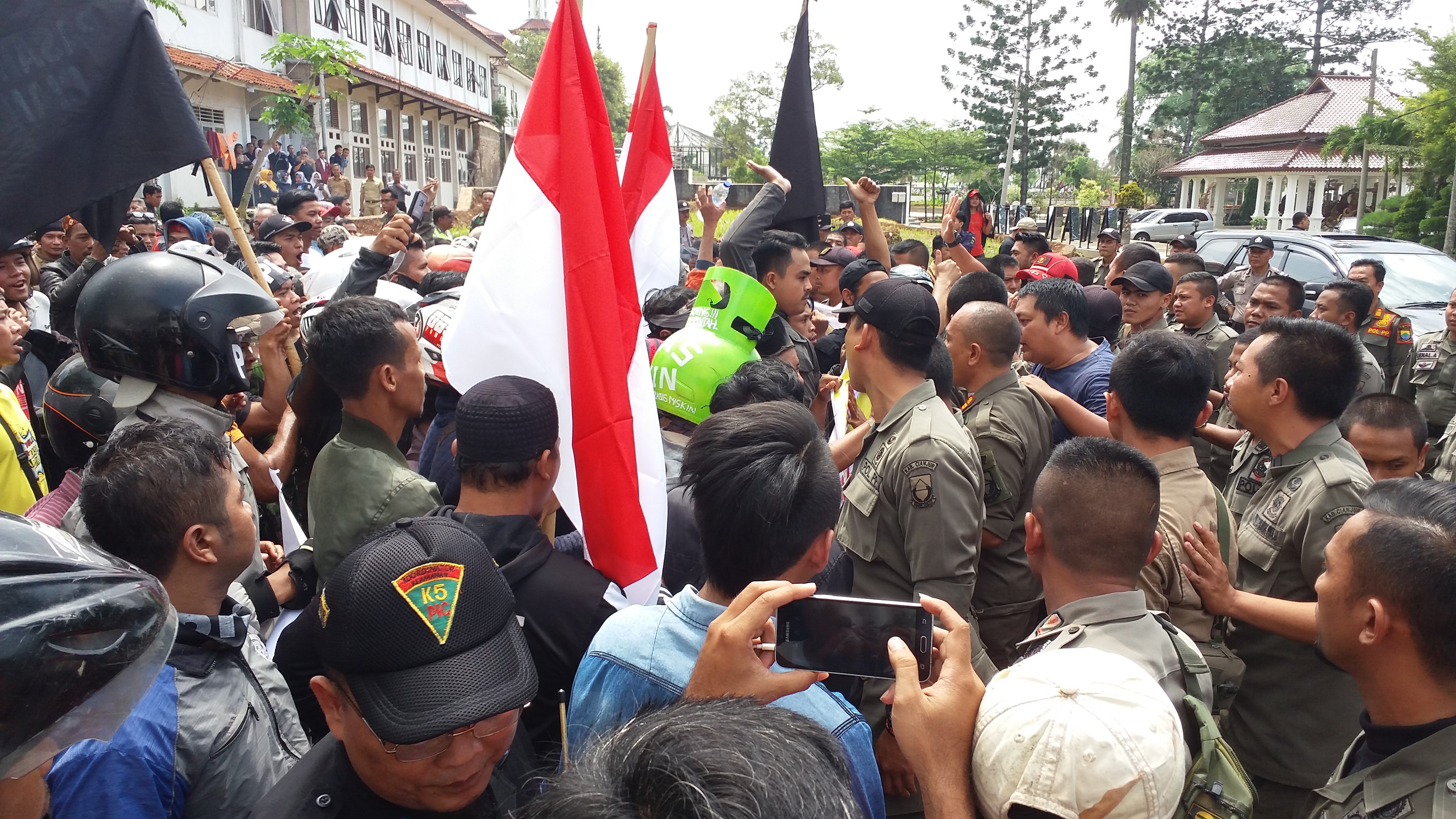 Ribuan pedagang Pasar Induk Cianjur, Jawa Barat, terlibat aksi dorong dengan personel Satpol PP di halaman Pendopo Cianjur, Senin (30/4).