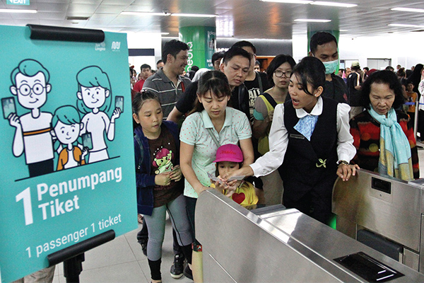 Warga antre untuk memasuki peron MRT di Stasiun MRT Bundaran HI, Jakarta