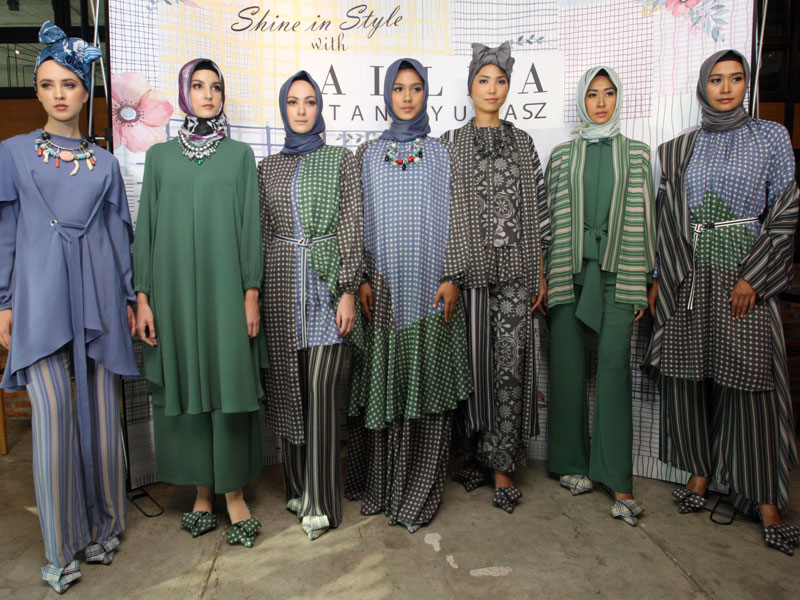 Fashion show Allea busana karya desainer Itang Yunasz