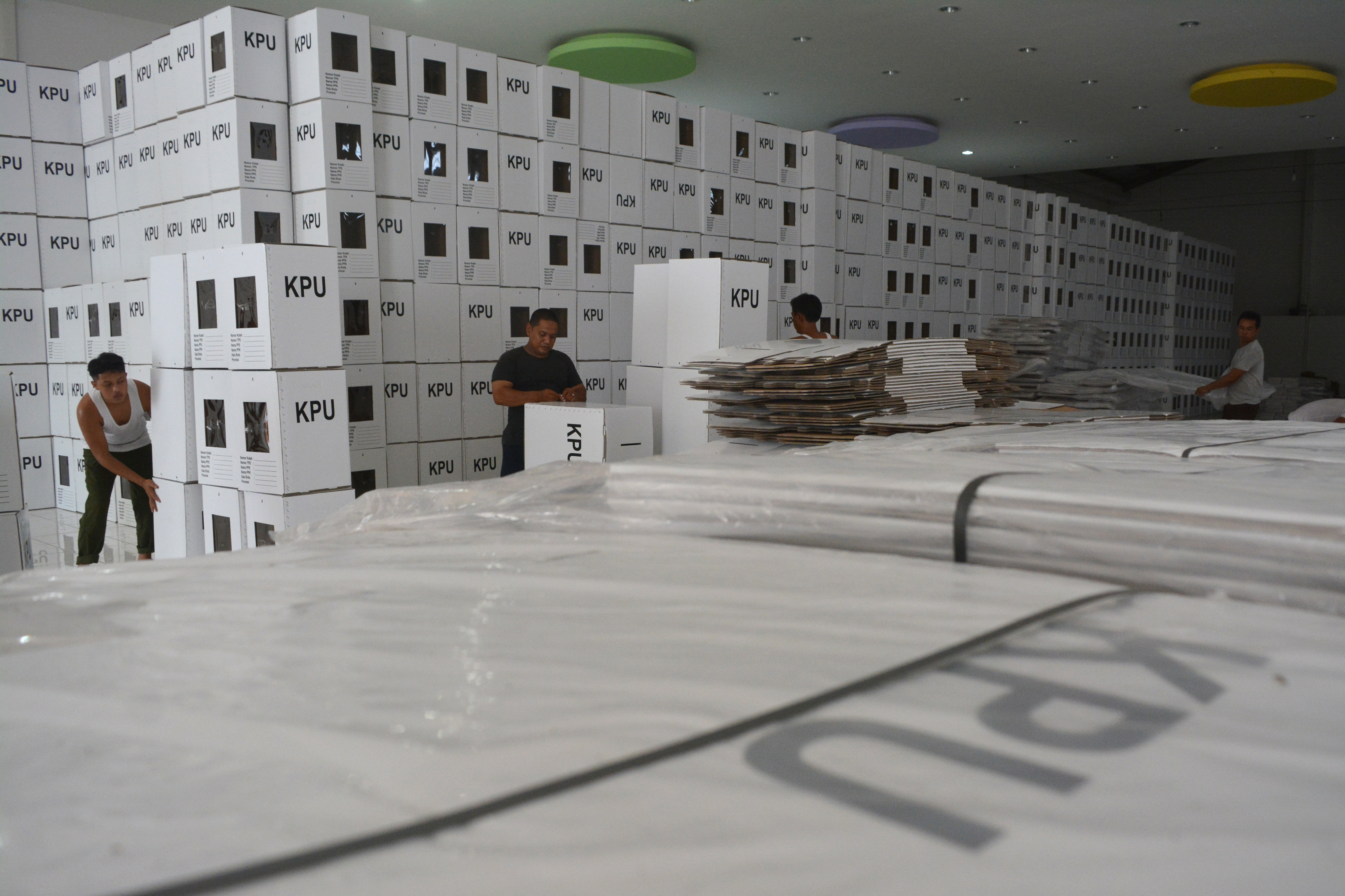  Pekerja merakit kotak suara Pemilu 2019 di gudang Komisi Pemilihan Umum (KPU) 