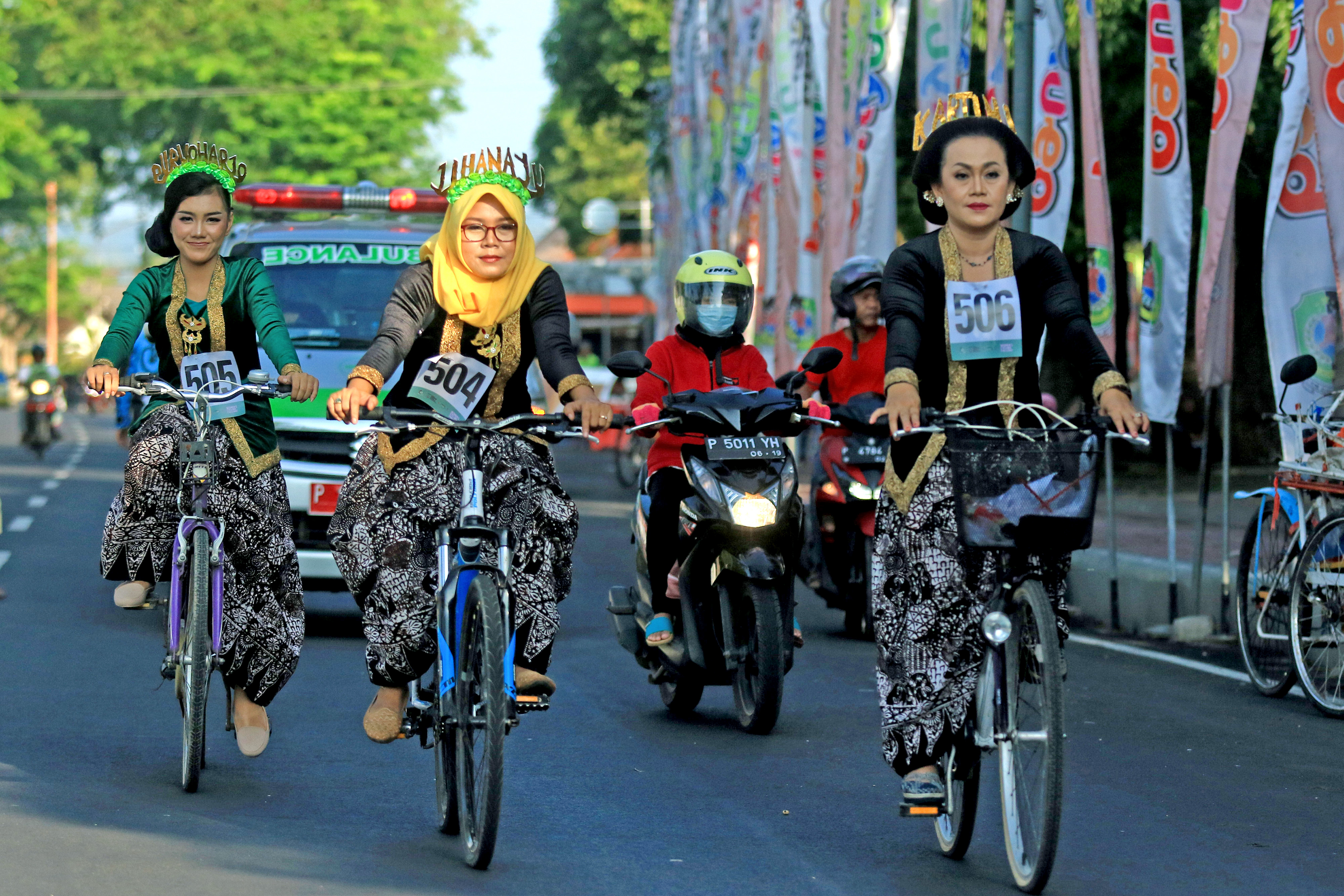  Peserta dengan busana kebaya mengayuh sepeda pada Banyuwangi Woman Cycling Challenge di Banyuwangi, Jawa Timur, Sabtu (27/4/2019)