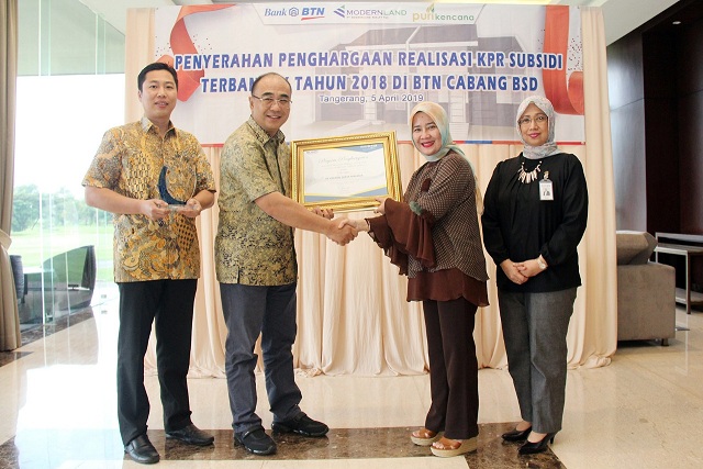 VP Director PT Modernland Realty Tbk Freddy Chan (kedua kiri) saat menerima penghargaan dari Kepala Cabang BTN BSD Kartiningsih.