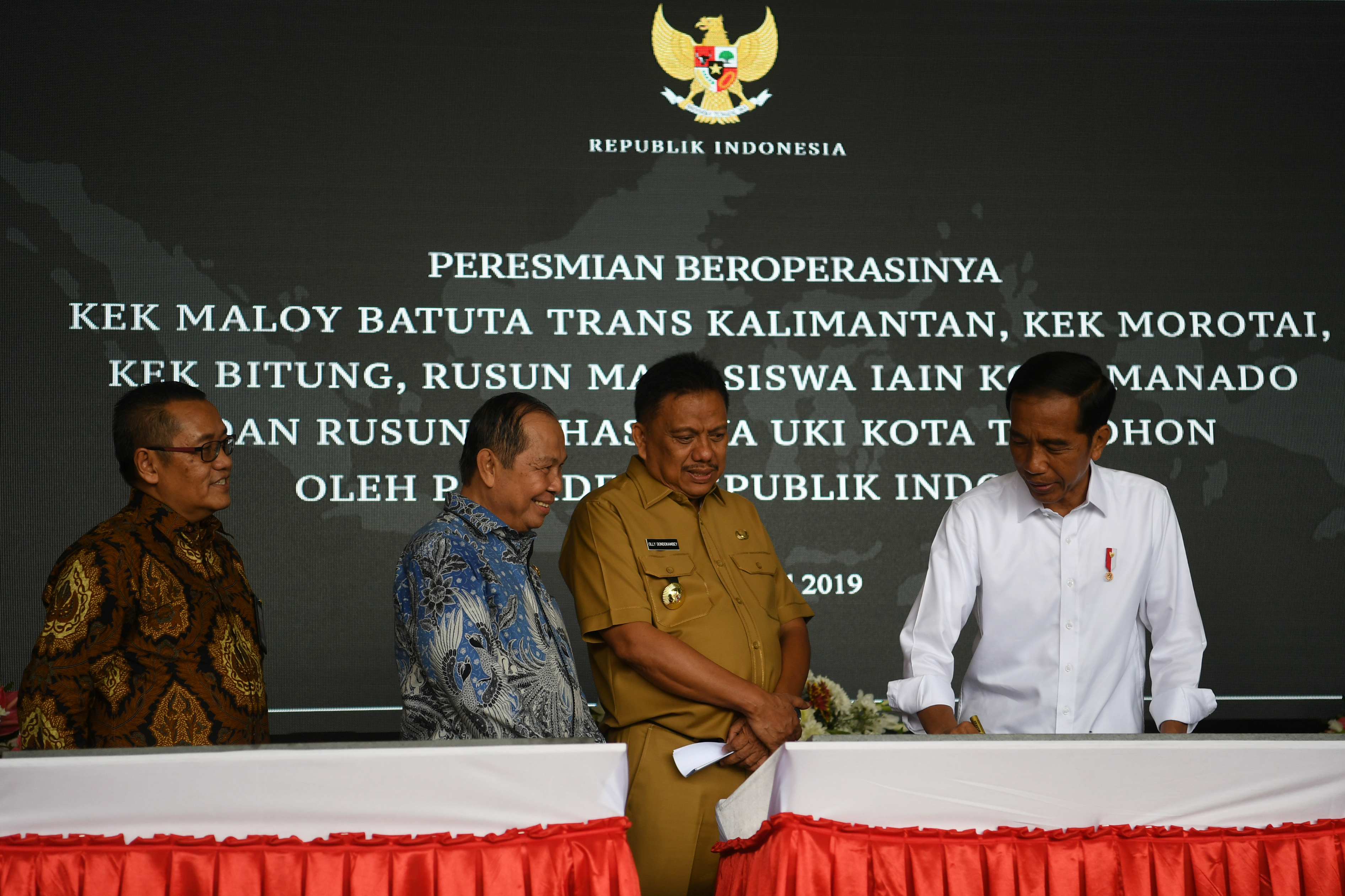 Presiden Joko Widodo meresmikan tiga KEK di kawasa timur Indonesia di Manado, Sulawesi Utara, Senin (1/4)