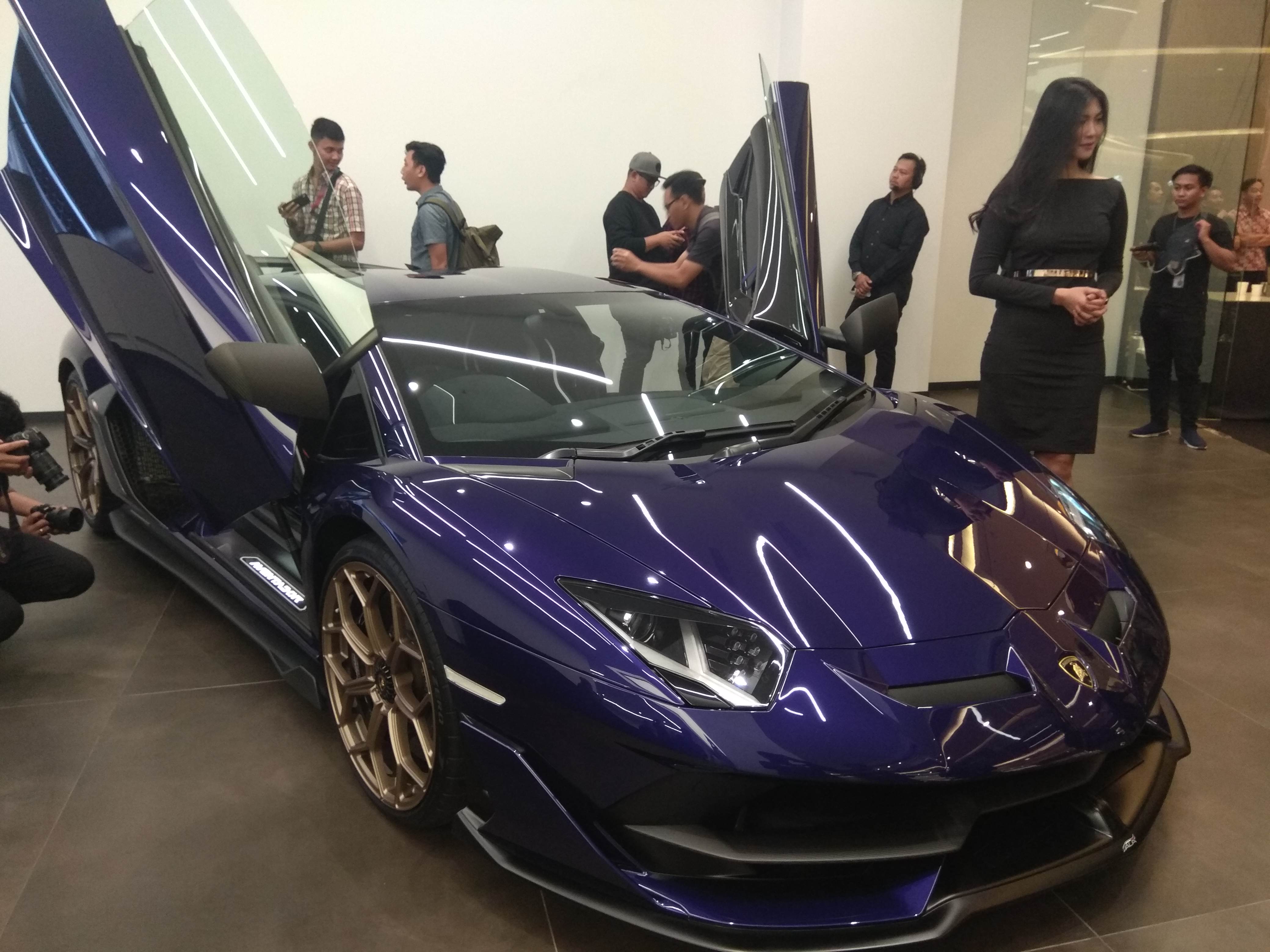 Lamborghini Aventador SVJ saat diluncurkan di Jakarta, Jumat (5/4)