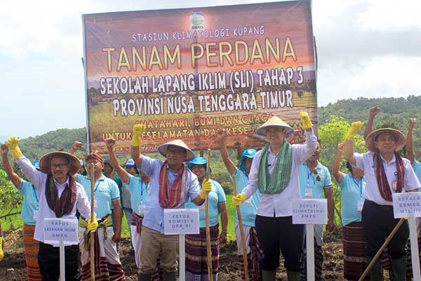 Deputi Klimatologi BMKG Herizal (dua dari kanan) bersama Ketua Komisi V DPR Fary Francis (dua dari kiri) bersama pejabat BMKH lainnya mengep